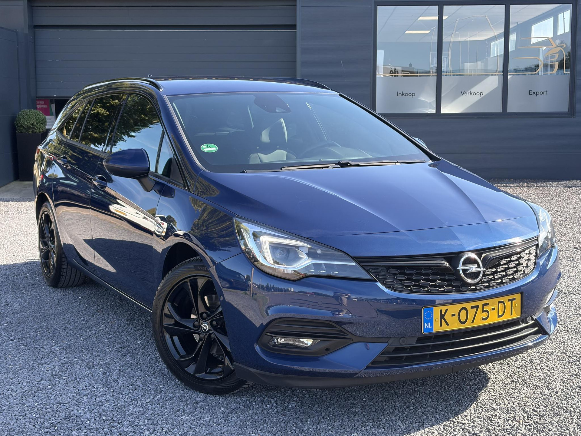 Opel Astra Sports Tourer 1.2 Ultimate ✓146pk✓2e Eigenaar✓Trekhaak✓Camera✓Carplay✓Navi✓Alcantara-Leder✓17''Lmv✓Stoelverw-Stuurverw✓Net beurt gehad✓Dodehoek✓Rijstrooksensor✓Pdc V+A✓6 Bak✓N.A.P✓Bj 11-2020✓Apk tot 08-2028