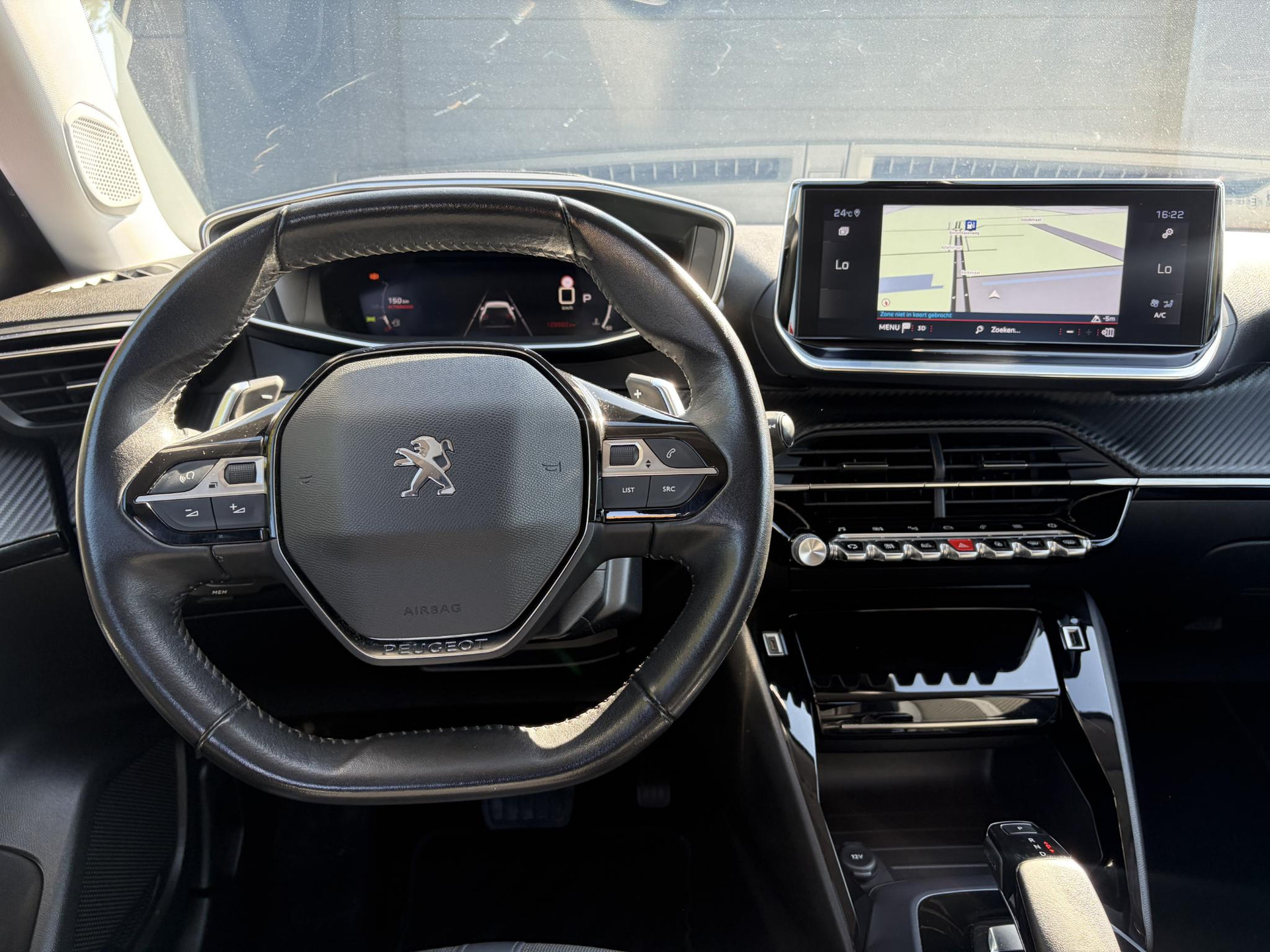 Peugeot 2008 1.2 PureTech Allure ✓Recent beurt gehad✓D-riem vv in 06-2025✓360° Camera✓Draadloze telefoonlader✓Carplay✓Keyless✓Automaat✓Trekhaak✓Halfleder✓Navi✓Clima✓Cruise✓131pk✓Lm velgen✓2e Eigenaar✓Pdc V+A✓Rijstrooksensor✓N.A.P✓Apk tot 04-2028