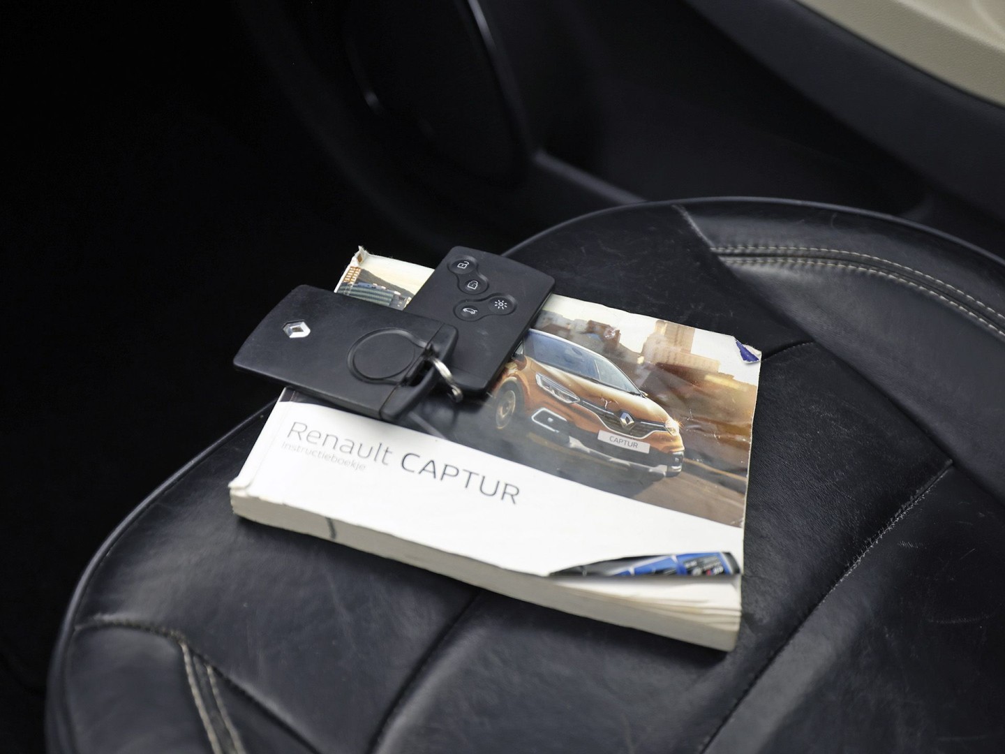 Renault Captur 1.2 TCe Initiale Paris (PANORAMADAK, NAVIGATIE, LEDER, STOELVERWARMING, CLIMATE, CAMERA, SPORTSTOELEN, GETINT GLAS, CRUISE, NIEUWSTAAT)