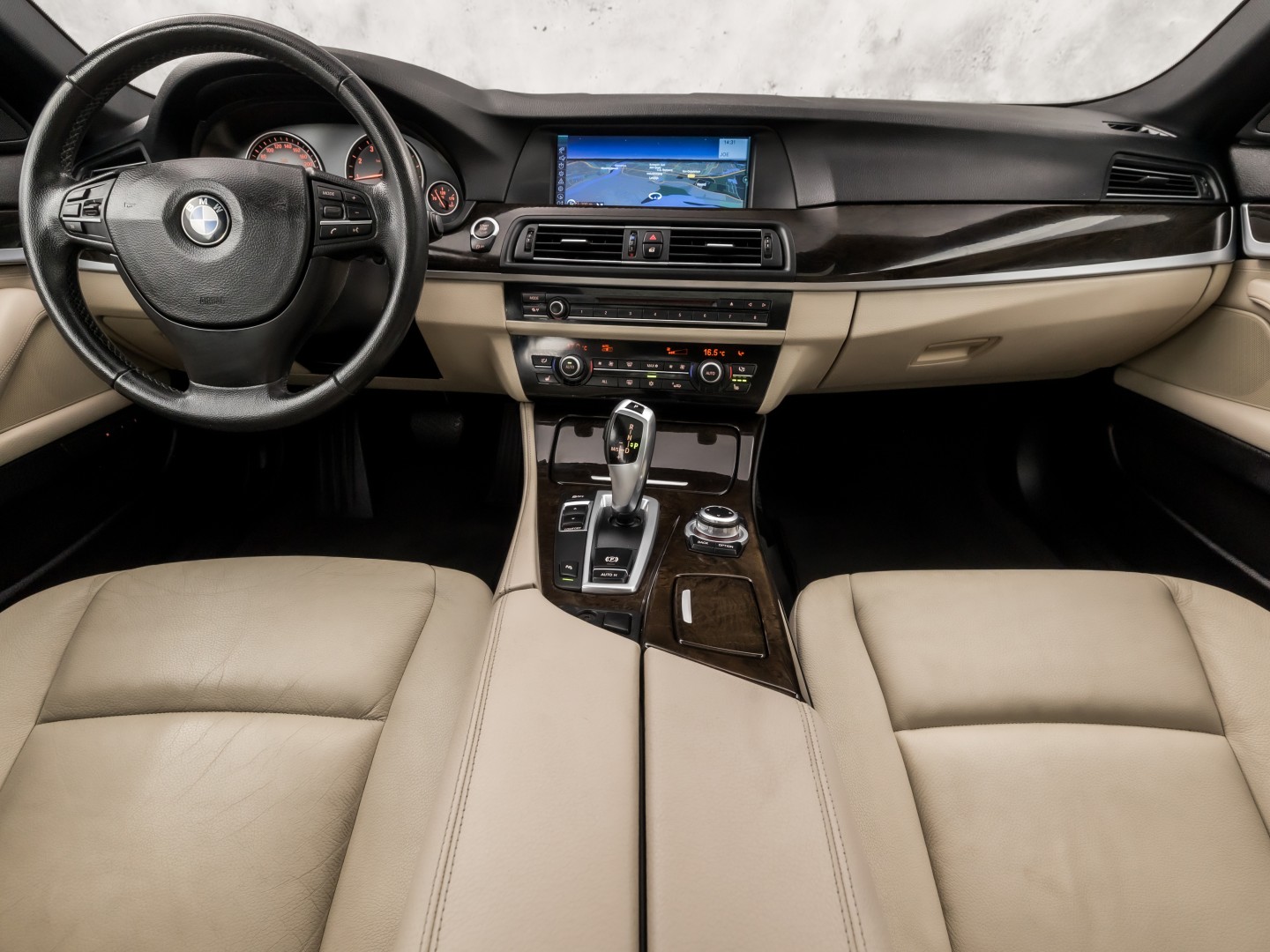 BMW 5 Serie 528i High Executive 245Pk Automaat (SCHUIFDAK, GROOT NAVI, LEDER, GETINT GLAS, ELEK SPORTSTOELEN, ZWART HEMEL, STOELVERWARMING, PARKEERSENSOREN, XENON, NIEUWSTAAT)