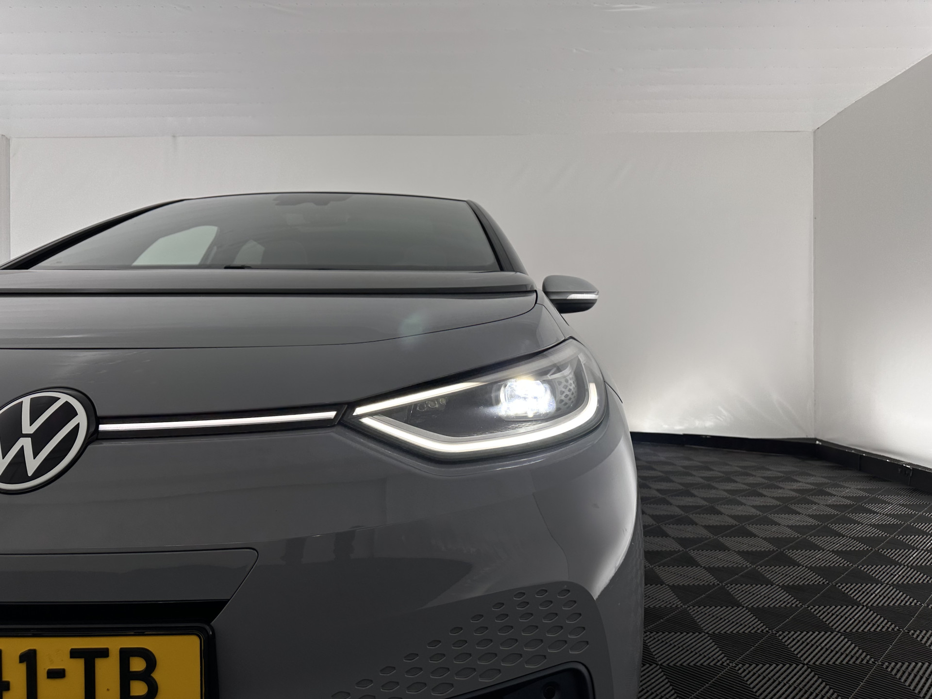 Volkswagen ID.3 First Max 58 kWh [ 3-Fase-11kW ] {SOH-92%} (INCL-BTW) *PANO | HEAD-UP | ADAPTIVE-CRUISE | FULL-LED | BLINDSPOT | CAMERA | KEYLESS | MICROFIBRE | AMBIENTLIGHT | NAVI-FULLMAP | DAB+ | ECC | HEATED-SPORTSEATS | DIGI-COCKPIT | 20"ALU*