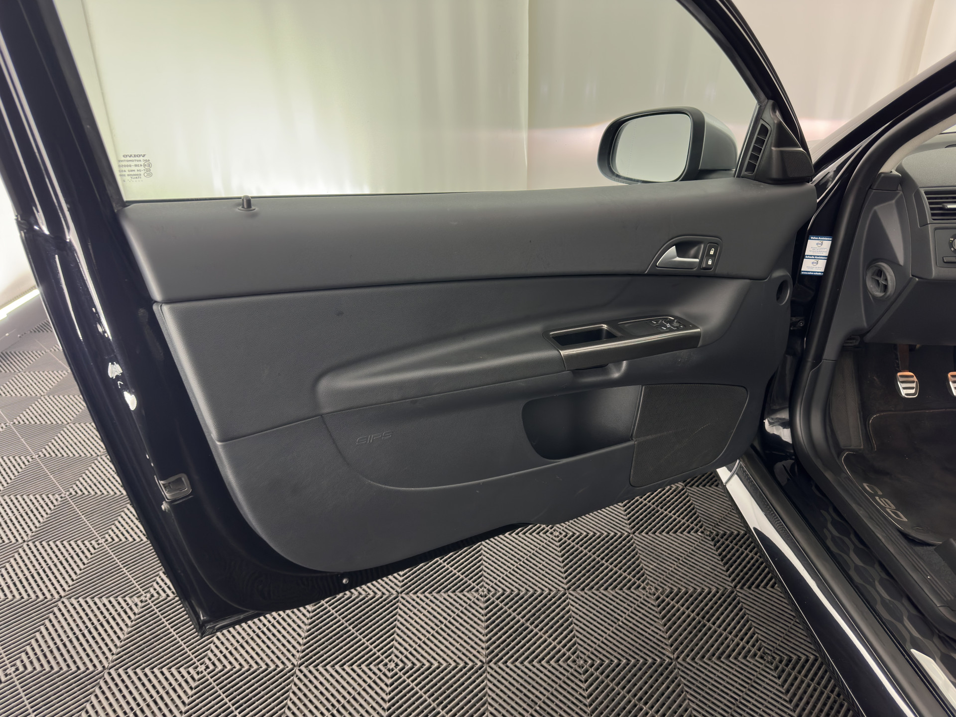 Volvo C30 1.6 D2 R-Design Sport-pack *PANO | BI-XENON | LEATHER-FABRIC | NAVI-FULLMAP | HEATED-SPORTSEATS | ECC | CARBON-INLAY | PDC | PREMIUM-AUDIO | CRUISE | 17''ALU*