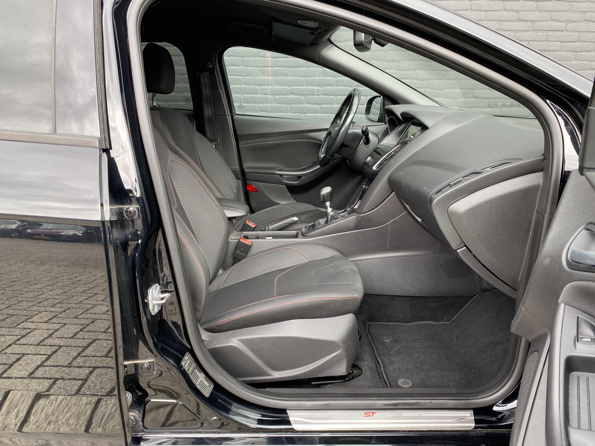 Ford Focus 1.5 ST-Line 150 pk | navigatie | cruise control | trekhaak | all season banden | carplay | parkeersensoren