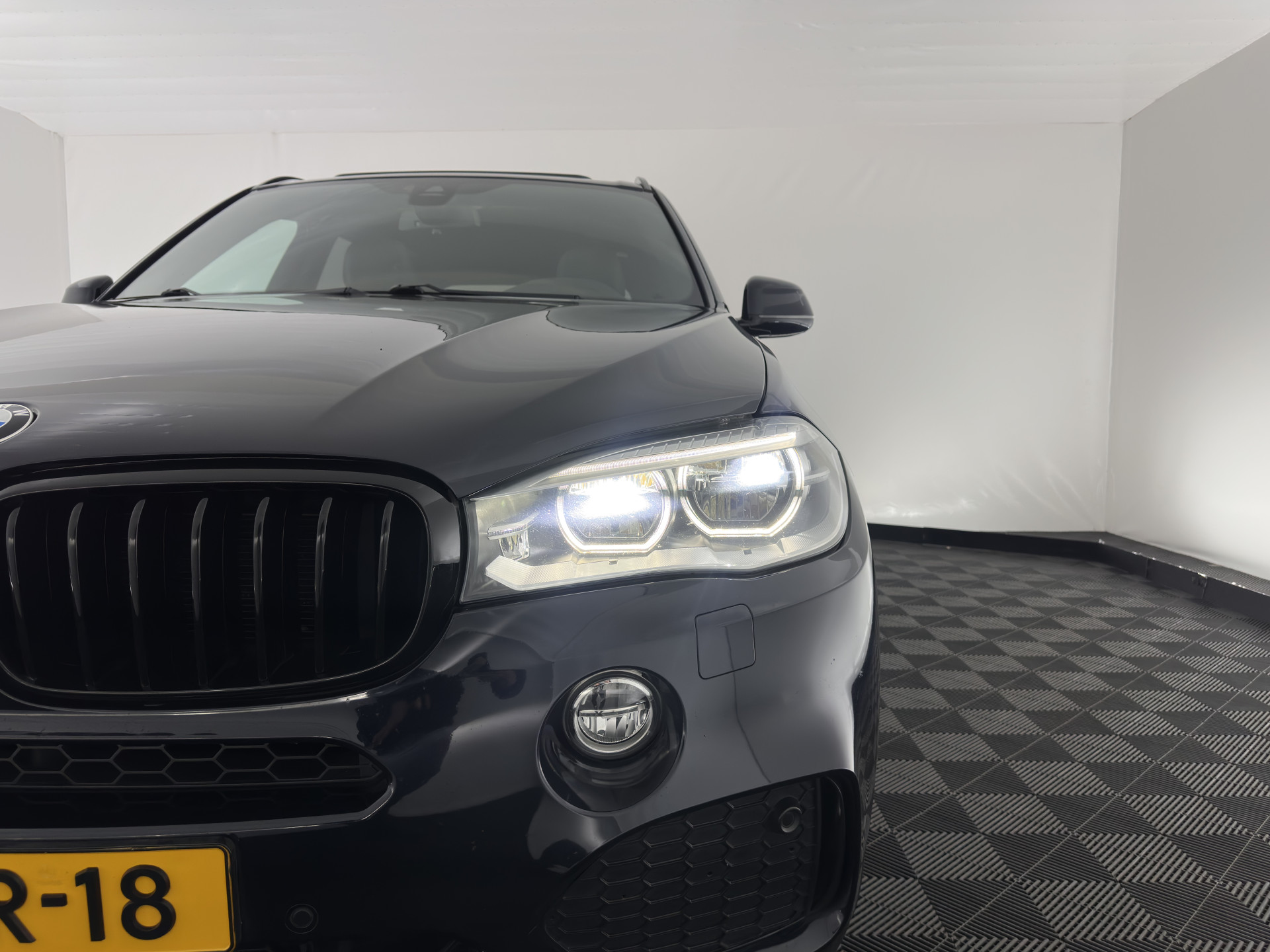 BMW X5 xDrive50i M-Sport High Executive [ 7-pers. ] Aut. *PANO | LUXURY-LEATHER | FULL-LED | HEAD-UP | MEMORY-PACK | DIGI-COCKPIT | KEYLESS | CAMERA | NAVI-FULLMAP | AMBIENT-LIGHT | HEATED-COMFORTSEATS | SHIFT-PADDLES | PRIVACY-GLASS | TOWBAR