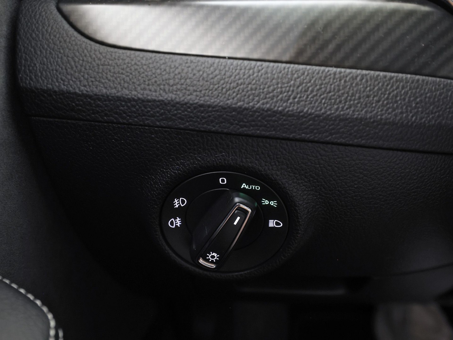 ŠKODA Superb Combi 1.4 TSI iV Sportline 218Pk Automaat (VIRTUAL COCKPIT, SOH 90,5%, APPLE CARPLAY, MEMORY SEATS, STOELVERWARMING ACHTER, GETINT GLAS, ADAPTIVE CRUISE, SFEERVERLICHTING, NIEUWE APK, NIEUWSTAAT)