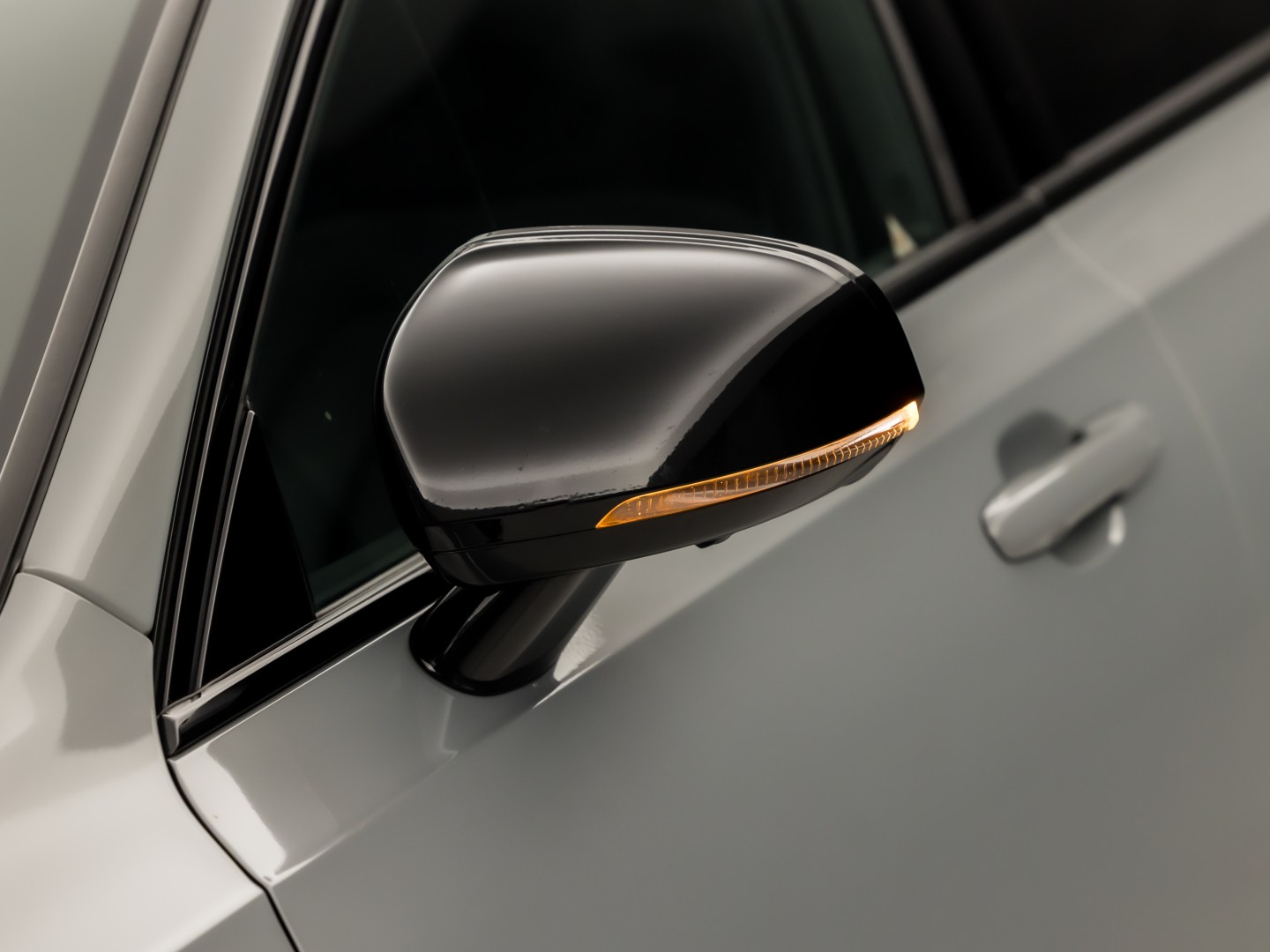 Volvo V90 2.0 T6 Plug-in hybrid AWD Ultimate Dark 350Pk Automaat (PANORAMADAK, HARMAN/KARDON, LUCHTVERING, MEMORY SEATS, 360 CAMERA, HEAD-UP DISPLAY, STUUR/STOELVERWARMING, ZWART HEMEL, NIEUWSTAAT)