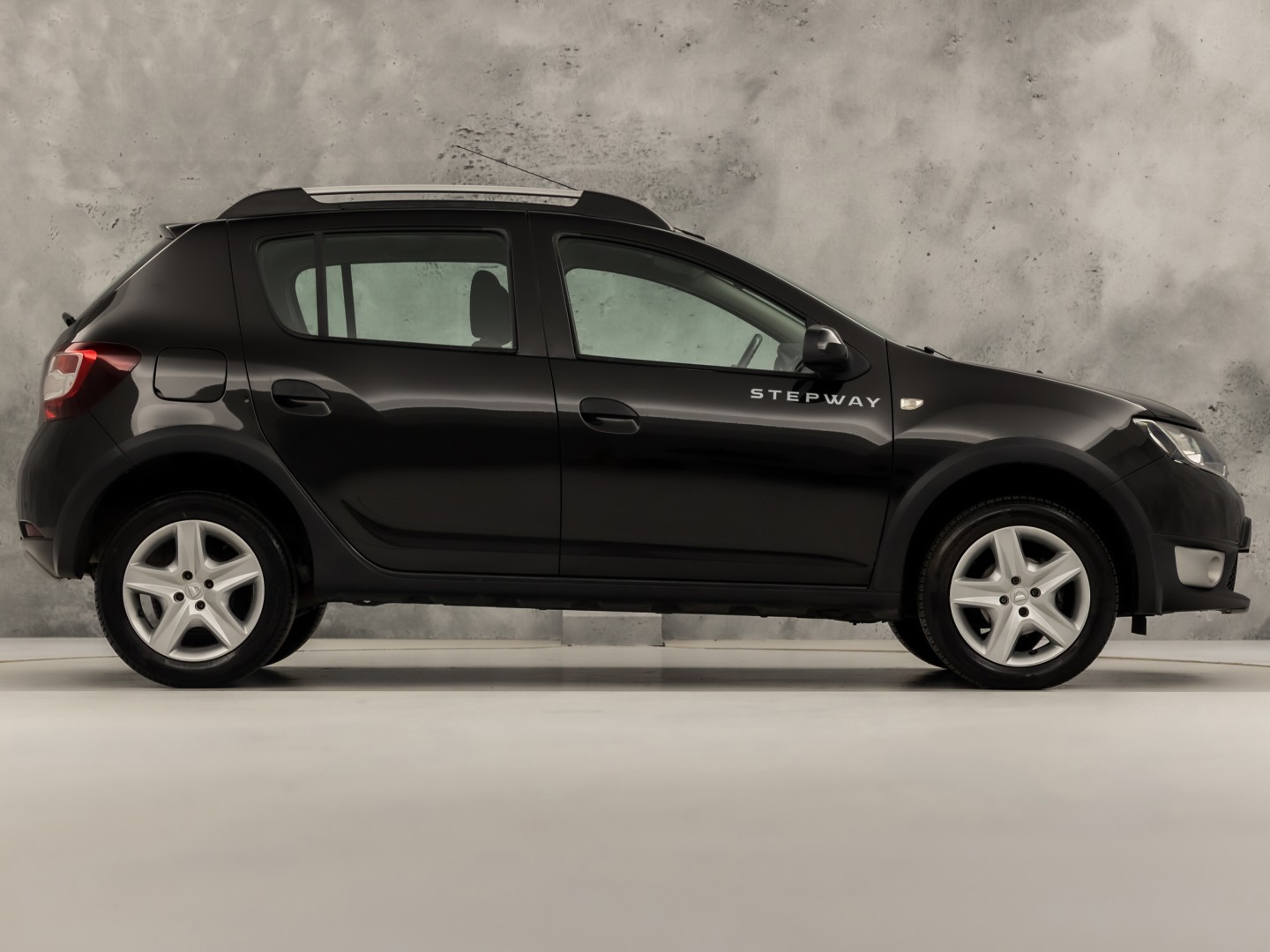 Dacia Sandero 0.9 TCe Stepway Lauréate (NAVIGATIE, AIRCO, LM VELGEN, SPORTSTOELEN, PARKEERSENSOREN, NIEUWSTAAT)