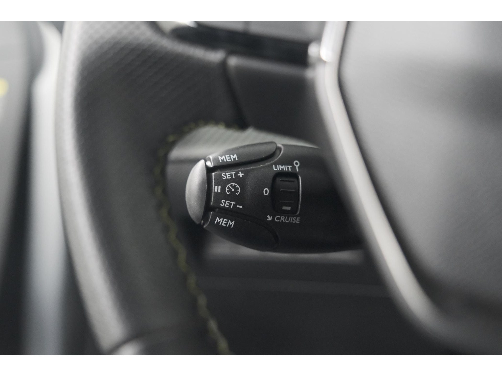 Peugeot 208 PureTech 100 GT Dark Edition | Camera | Navigatie | Apple Carplay | Parkeersensoren