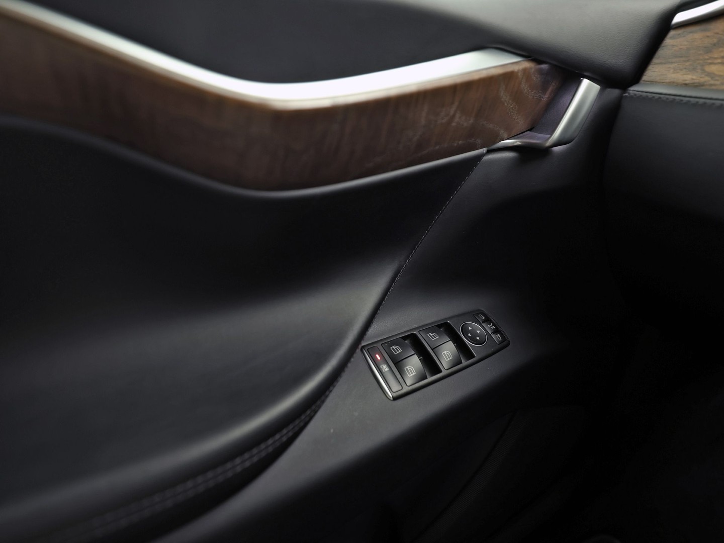 Tesla Model X 100D 7 Persoons 417Pk (AUTOPILOT, LUCHTVERING, STUUR/STOELVERWARMING, CAMERA, ADAPTIVE CRUISE, KEYLESS ENTRY, NIEUWSTAAT)