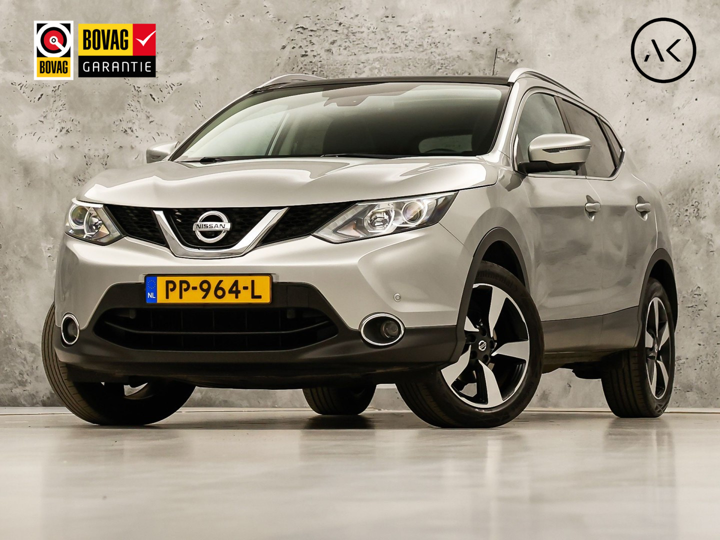 Nissan Qashqai 1.2 N-Connecta Sport (PANORAMADAK, NAVIGATIE, 360 CAMERA, SPORTSTOELEN, GETINT GLAS, TREKHAAK, CRUISE, NIEUWSTAAT)