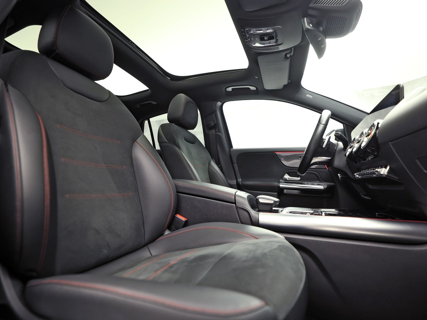 Mercedes-Benz GLA 200 AMG Sport 163Pk Automaat (PANORAMADAK, GROOT NAVI, SFEERVERLICHTING, CAMERA, SPORTSTOELEN, STOELVERWARMING, GETINT GLAS, NIEUWSTAAT)