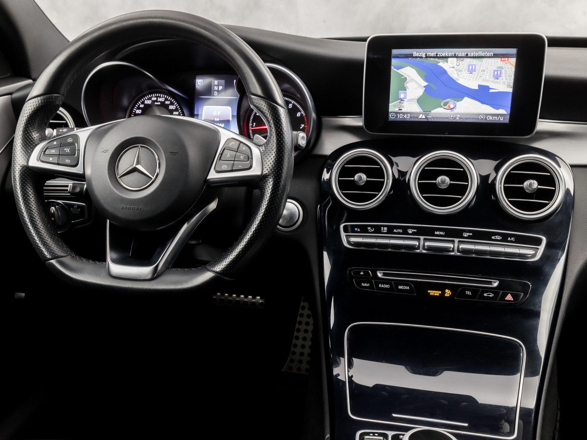 Mercedes-Benz C-Klasse 180 AMG Sport 156Pk Automaat (NAVIGATIE, CAMERA, LEDER, ZWART HEMEL, STOELVERWARMING, SPORTSTOELEN, GETINT GLAS, NIEUWSTAAT)