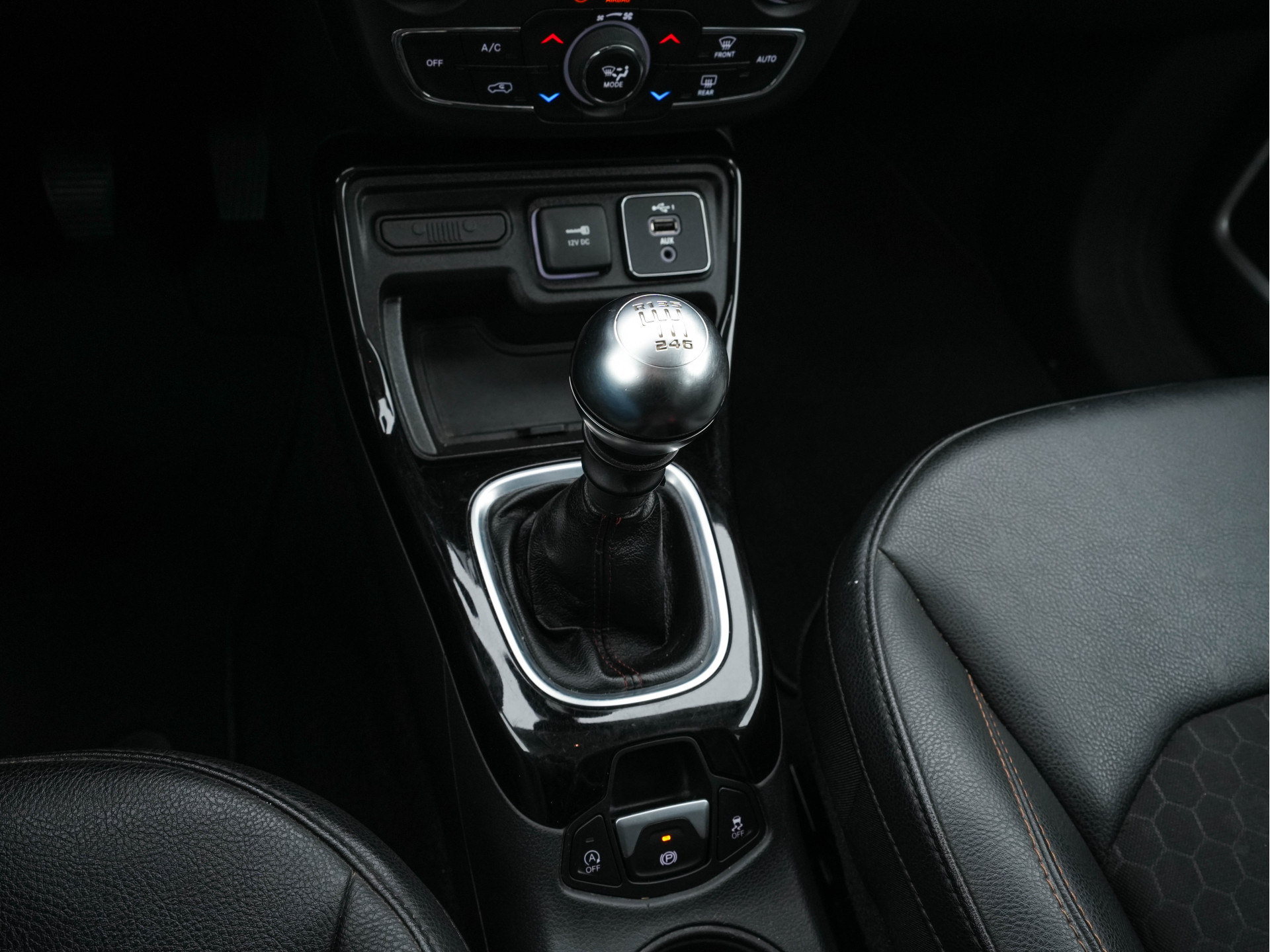 Jeep Compass 1.3T Limited (INCL-BTW) *LEATHER-MICROFIBRE | FULL-LED | NAVI-FULLMAP | KEYLESS | COMFORTSEATS | CAMERA | PRIVACYGLASS | DAB | ECC | PDC | CRUISE | TOWBAR | LANE-ASSIST | CAPRLAY | 18''ALU*