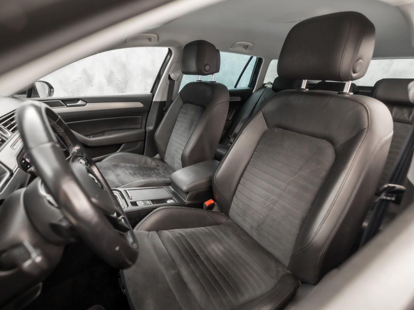 Volkswagen Passat Variant 1.5 TSI Highline Sportline 150Pk Automaat (VIRTUAL COCKPIT, APPLE CARPLAY, GROOT NAVI, CAMERA, LEDER/ALCANTARA, GETINT GLAS, KEYLESS, NIEUWSTAAT)