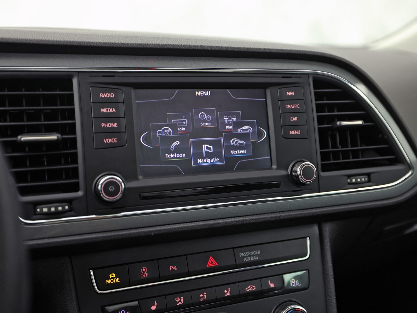 SEAT Leon 1.4 TSI FR Sport 150Pk Automaat (PANORAMADAK, NAVIGATIE, CLIMATE, STOELVERWARMING, SPORTSTOELEN, LED KOPLAMPEN, CRUISE, PARKEERSENSOREN, NIEUWSTAAT)