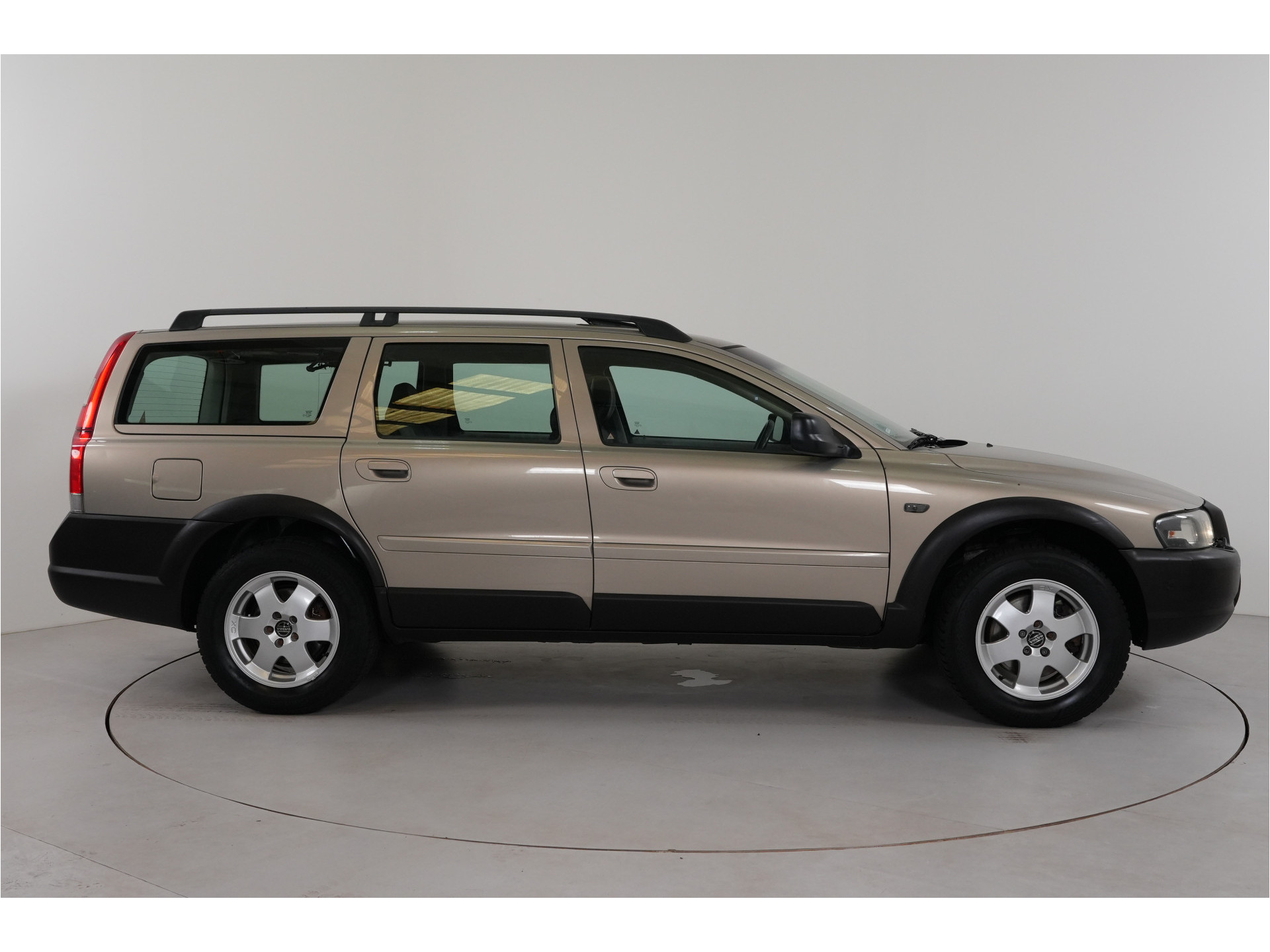 Volvo V70 Cross Country 2.4 T Geartr. Comf. | Blijvend Youngtimer | Trekhaak | Lage stand |