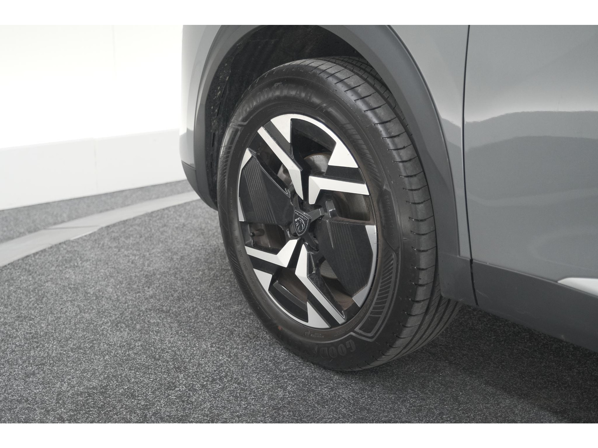 Peugeot 2008 PureTech 130 EAT8 Allure | 100% Benzine | Parkeersensoren Voor + Achter | Apple CarPlay | Climate Control