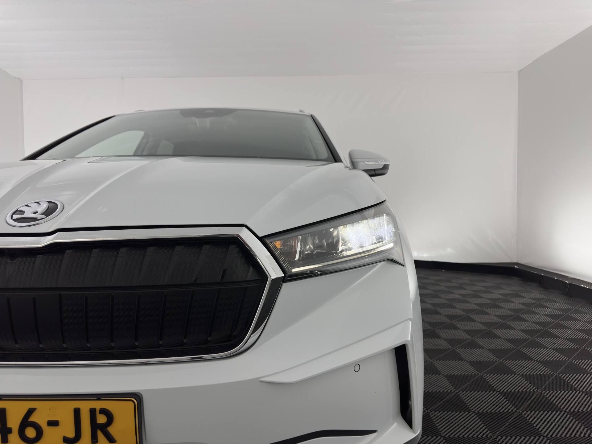 ŠKODA Enyaq iV 80 {SOH-90%} [ 3-Fase ] (INCL-BTW) *LEATHER-FABRIC | FULL-LED | DIGI-COCKPIT | CAMERA | KEYLESS | NAVI-FULLMAP | AMBIENT-LIGHT | ECC | HEATED-COMFORTSEATS | DAB+ | PDC | CRUISE | CARPLAY | TOWBAR | 19"ALU*