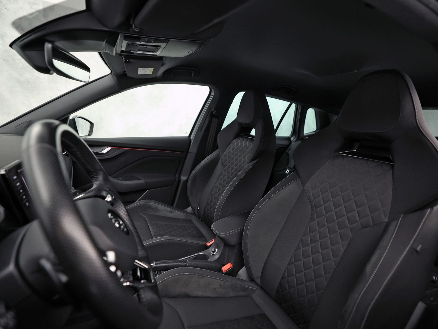 Škoda Kamiq 1.0 TSI Sport Automaat (KUIPSTOELEN, VIRTUAL COCKPIT, APPLE CARPLAY, GROOT NAVI, STOELVERWARMING, ADAPTIVE CRUISE, GETINT GLAS, ZWART HEMEL, NIEUWSTAAT)