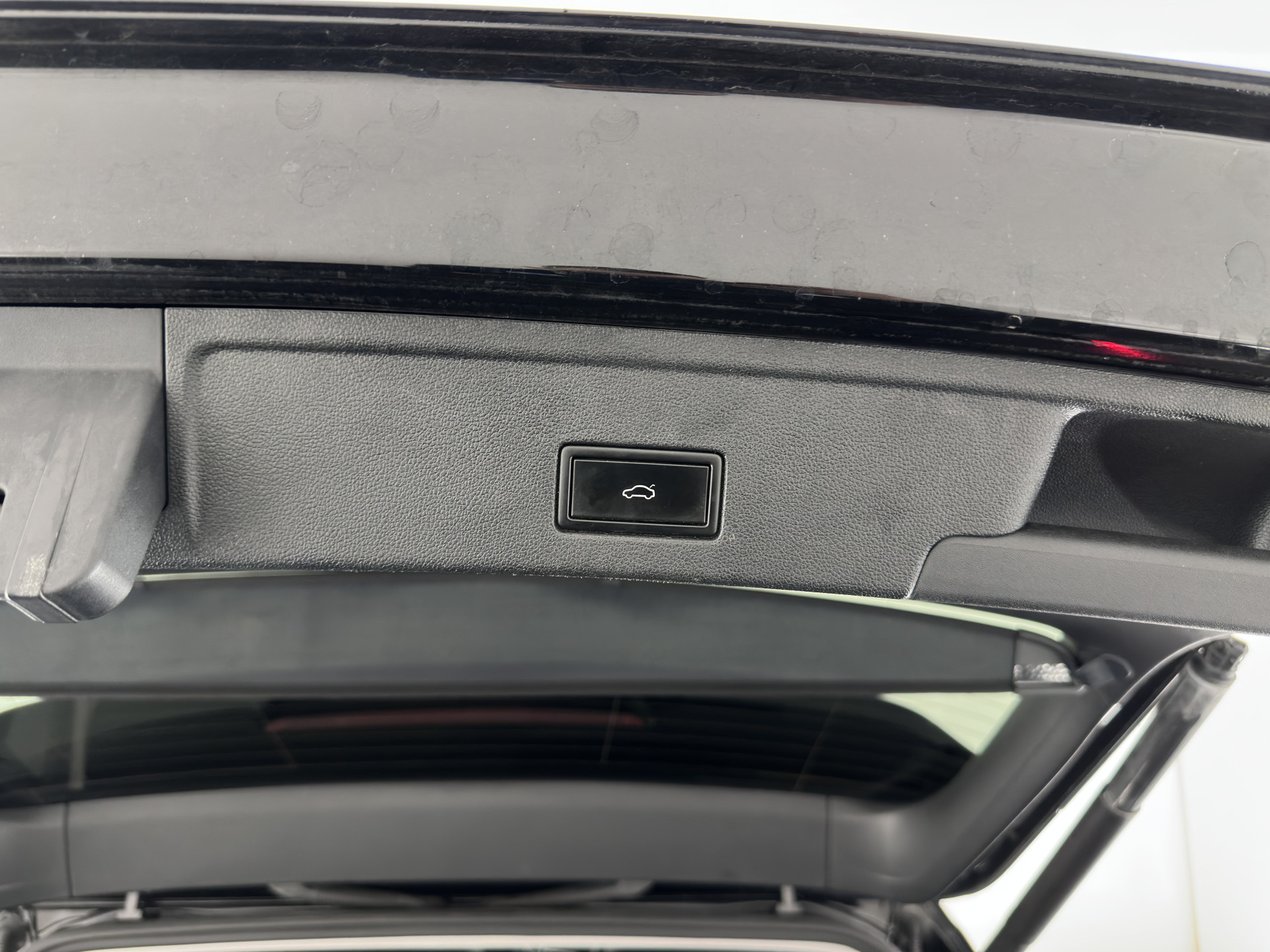 Volkswagen Touareg 3.0 TDI R-Line (INCL-BTW) Aut. *LUXURY-LEATHER | FULL-LED | BLIND-SPOT | HEATED-COMFORTSEATS | AIR-SUSPENSION | KEYLESS | CAMERA | NAVI-FULLMAP | PRIVACY-GLASS | ADAPTIVE-CRUISE |  SHIFT-PADDLES | TOWBAR*