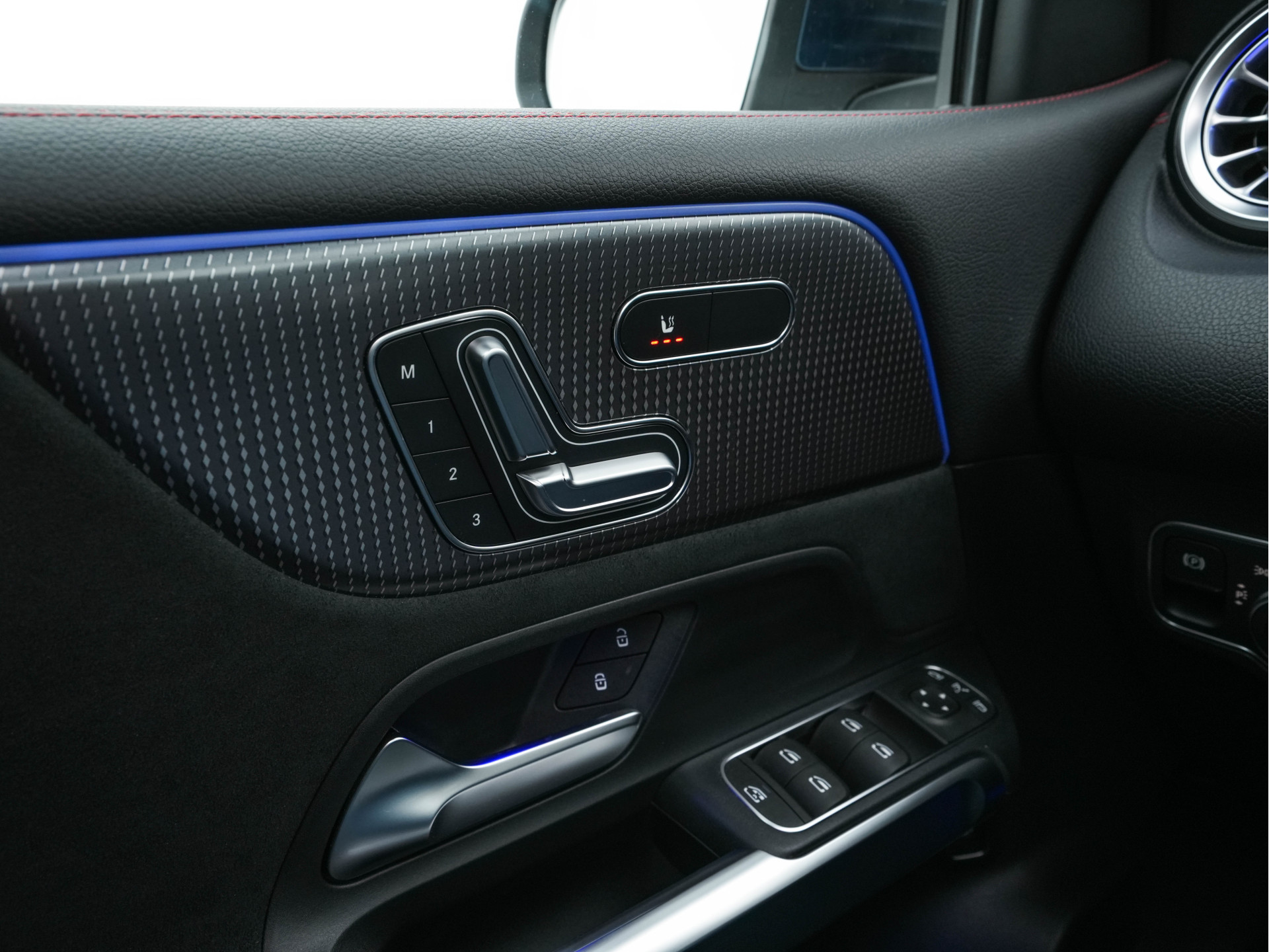 Mercedes-Benz EQB 300 4MATIC AMG-Line 67 kWh [ 3-Fase ] (INCL-BTW) *PANO | HEAD-UP | LEATHER-MICROFIBRE | MEMORY-PACK | WIDE-SCREEN-COCKPIT | FULL-LED | BLINDSPOT | AMBIENT-LIGHT | TOPVIEW | NAVI-FULLMAP | DAB+ | COMFORT/SEATS | ...