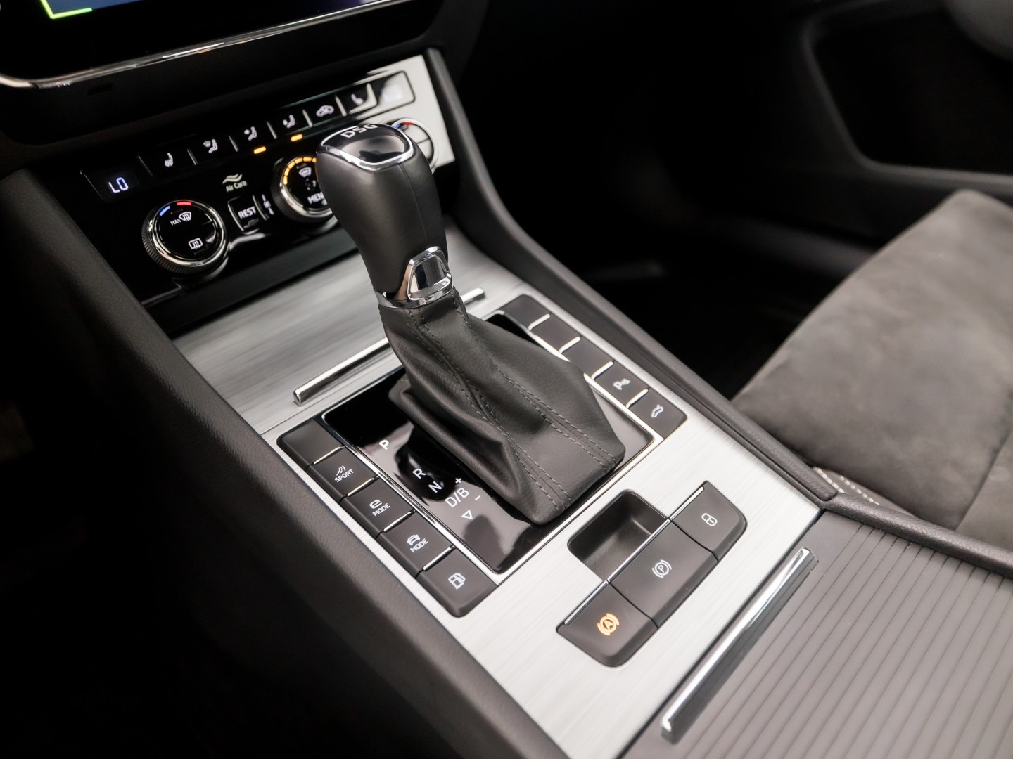 Škoda Superb Combi 1.4 TSI iV Sport 218Pk Automaat (VIRTUAL COCKPIT, APPLE CARPLAY, GROOT NAVI, MEMORY SEAT, LEDER/ALCANTARA, CAMERA, STOELVERWARMING, ADAPTIVE CRUISE, ELEK ACHTERKLEP, NIEUWSTAAT)