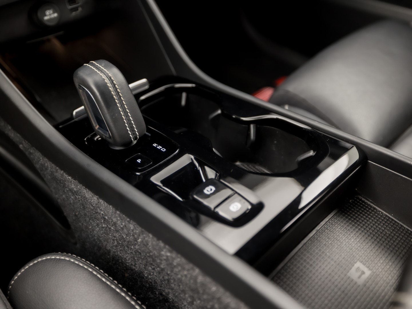 Volvo XC40 1.5 T5 Recharge Inscription Sport 252Pk Automaat (PANORAMADAK, APPLE CARPLAY, MEMORY SEAT, LEDER, 360 CAMERA, SPORTSTOELEN, STUUR/STOELVERWARMING, GETINT GLAS, ELEK ACHTERKLEP, NIEUWE APK, NIEUWSTAAT)