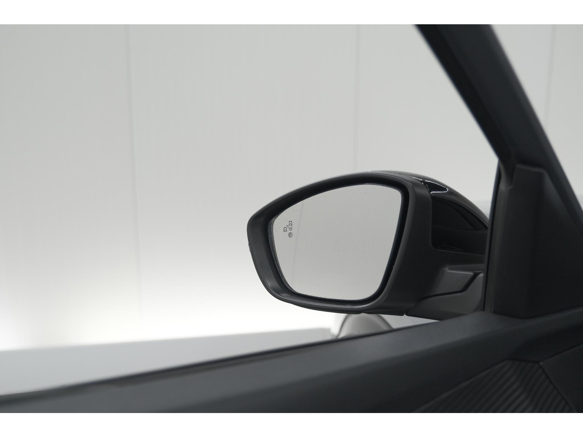 Peugeot 2008 Hybrid 136 e-DCS6 Allure | 360 Camera | Adaptieve Cruise Control | Dodehoekdetectie | Navigatie