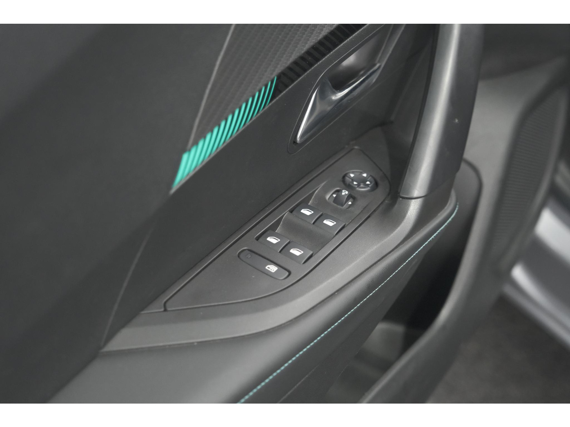 Peugeot e-2008 EV Allure 50 kWh | SOH=96.7 % | 3 Fase Laadfunctie | Camera | Navigatie | Parkeersensoren | Apple Carplay