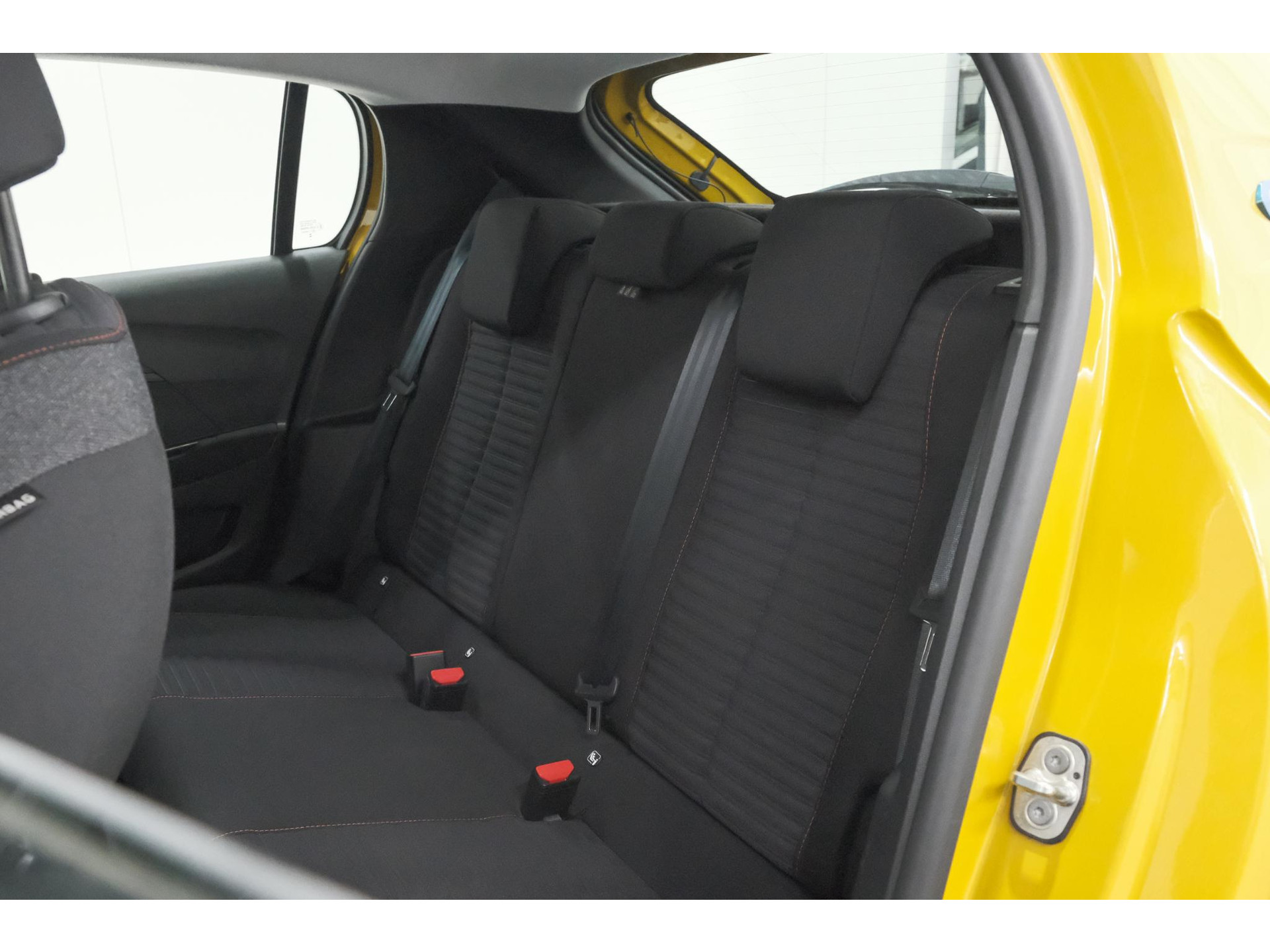 Peugeot e-208 EV Active Pack 50 kWh | 96,8% SOH | Navigatie | Parkeersensoren | Stoelverwarming