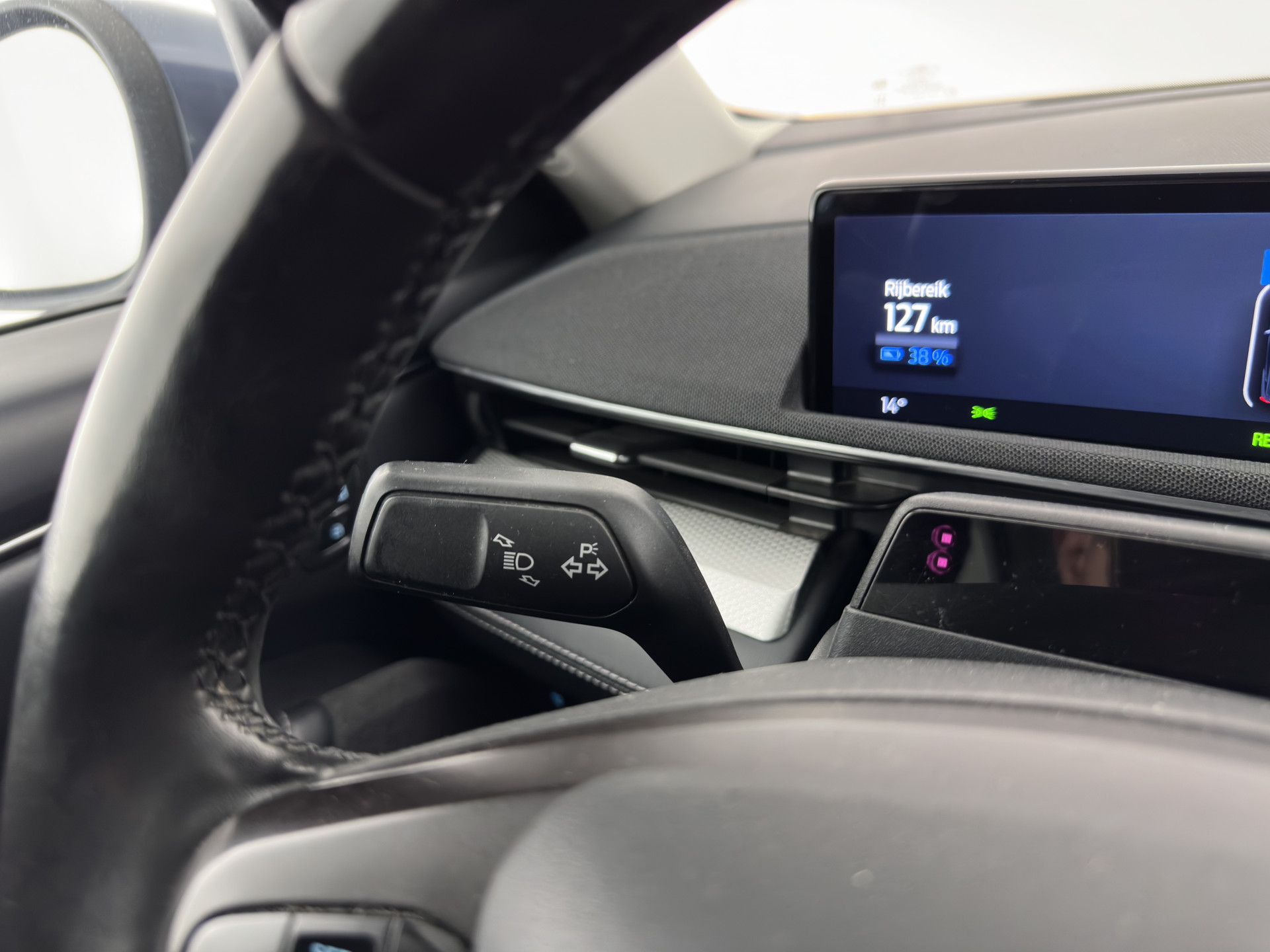 Ford Mustang Mach-E RWD 75 kWh [3-Fase ] {SOH-90%} (INCL-BTW) Aut.*LEATHER | FULL-LED | DAB | DIGI-COCKPIT | KEYLESS | NAVI-FULLMAP | CARPLAY | HEATED-COMFORTSEATS | TOPVIEW |  ADAPTIVE-CRUISE | PRIVACY-GLASS | 18'' ALU*