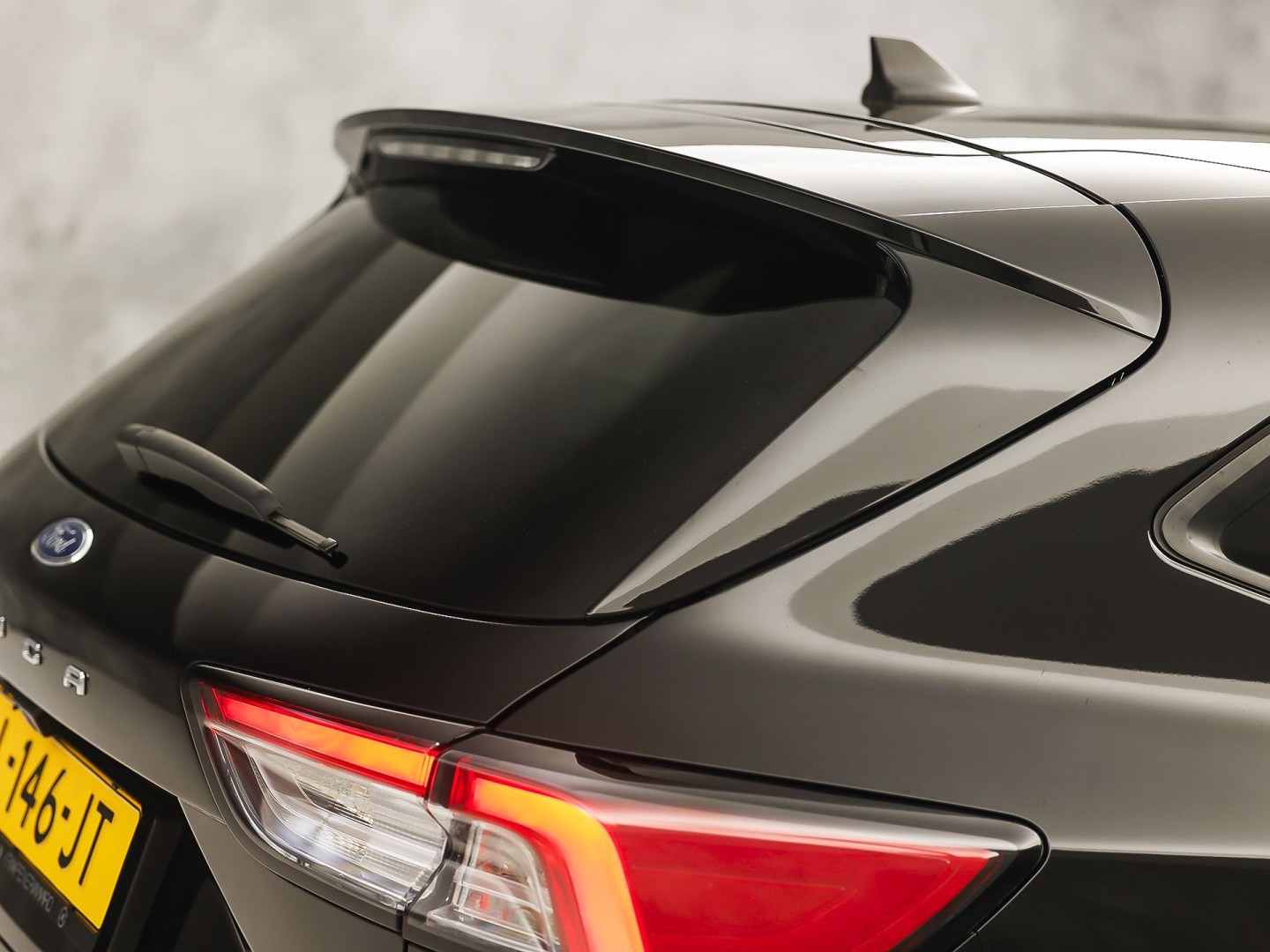 Ford Kuga 2.5 PHEV ST-Line X 225Pk Automaat (VIRTUAL COCKPIT, BANG&OLUFSEN, APPLE CARPLAY, ELEK SPORTSTOELEN, LEDER/ALCANTARA, CAMERA, ELEK ACHTERKLEP, KEYLESS, NIEUWSTAAT)