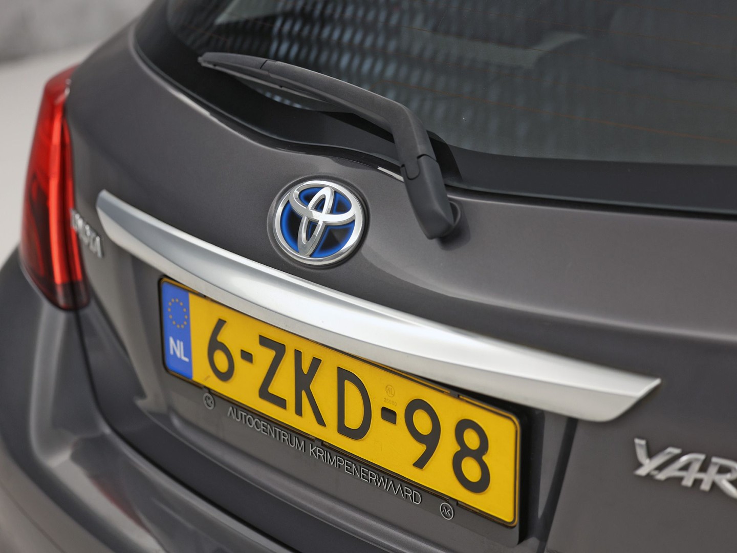 Toyota Yaris 1.5 Hybrid Sport Automaat (NAVIGATIE, CAMERA, CLIMATE, SPORTSTOELEN, CRUISE, ELEK PAKKET, NIEUWSTAAT)
