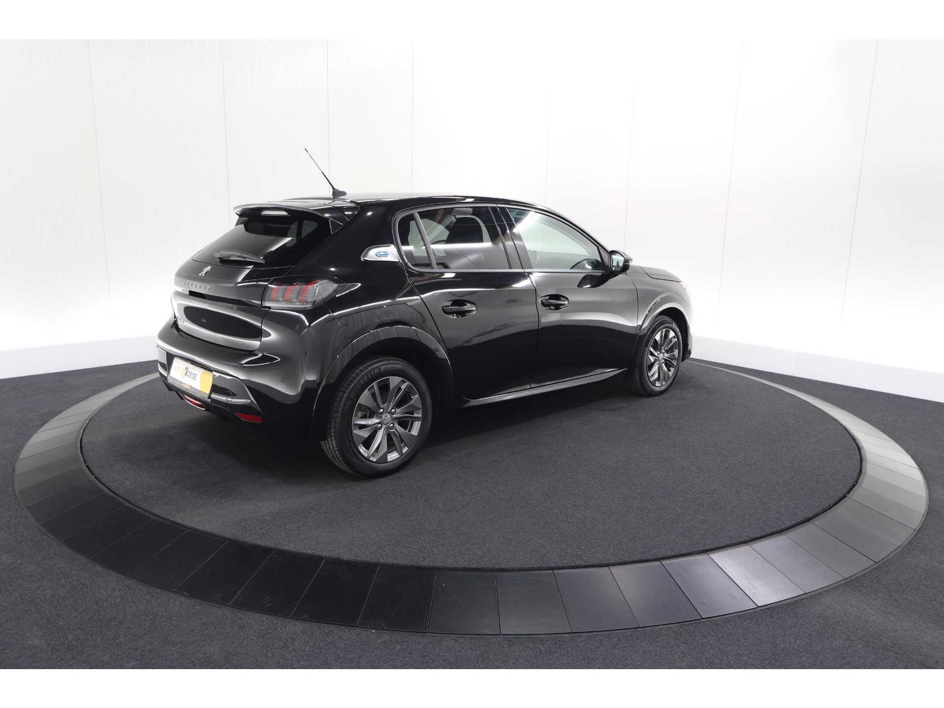 Peugeot e-208 EV Allure 50 kWh | 98,9% SOH | Camera | Navigatie | Parkeersensoren | Stoelverwarming