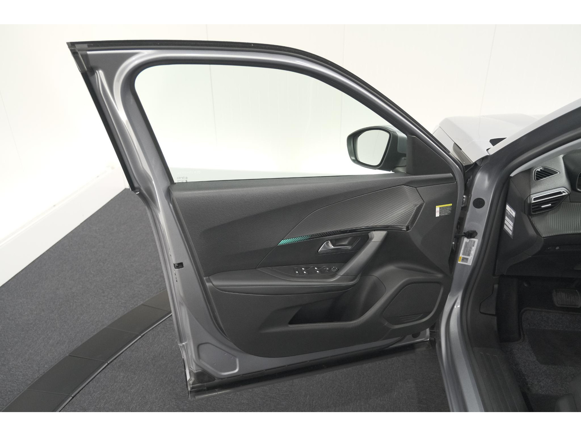 Peugeot e-2008 EV Allure 50 kWh | SOH=96.7 % | 3 Fase Laadfunctie | Camera | Navigatie | Parkeersensoren | Apple Carplay