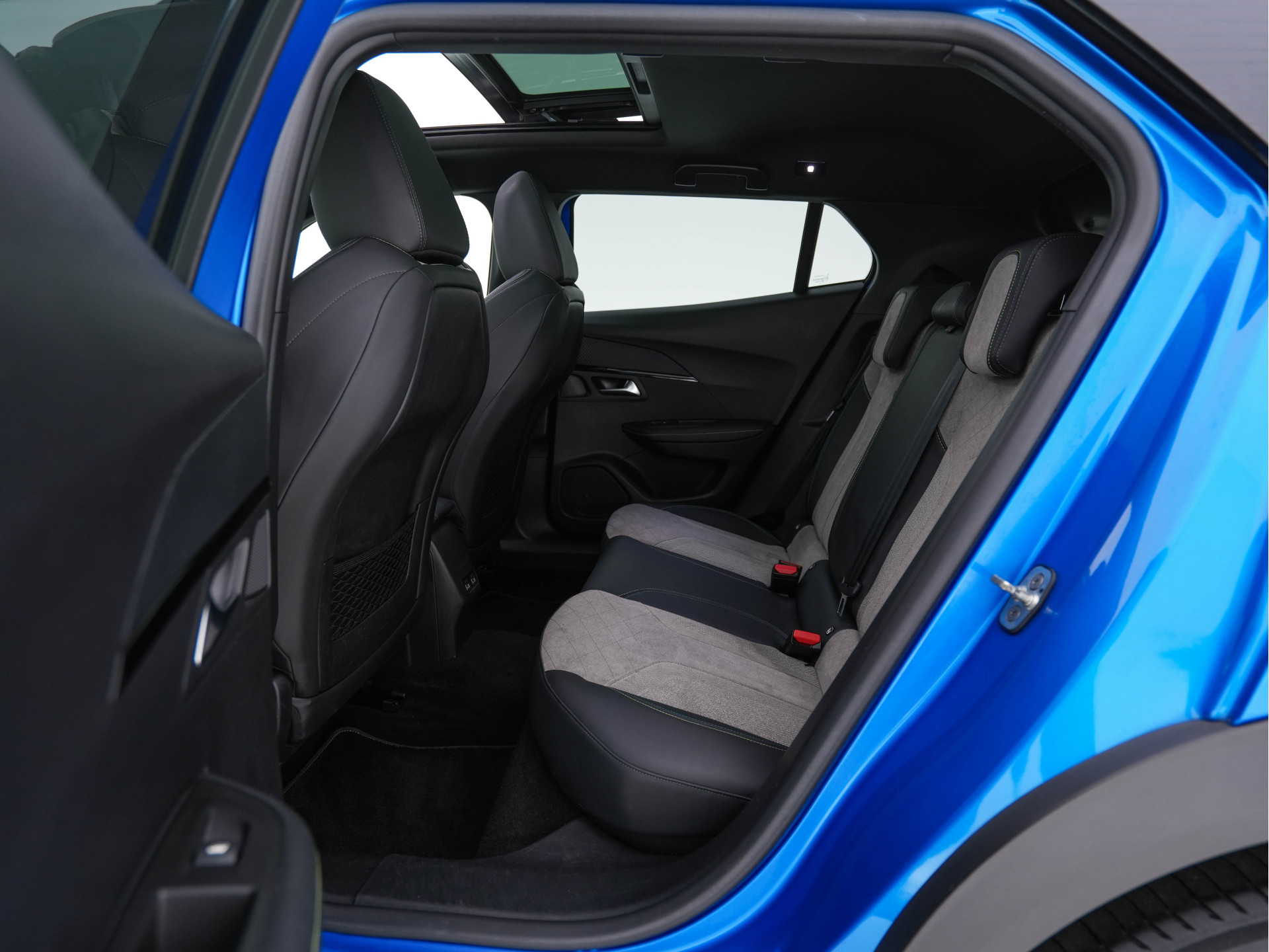 Peugeot e-2008 EV GT 50 kWh {SOH-91%} (INCL-BTW) Aut. *PANO | ADAPT.CRUISE | DIGI-COCKPIT | FULL-LED | BLIS | KEYLESS | MICROFIBRE-LEATHER | CAMERA | CARPLAY | CCS-FASTLOADER | DAB+ | NAVI-FULLMAP | ECC | PDC | SPORT-SEATS | ...