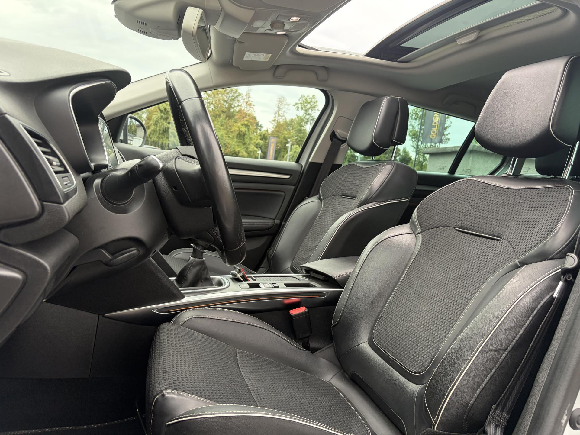 Renault Mégane Estate 1.2 TCe Bose ✓2 Eigenaar✓Pano✓Camera✓Net beurt gehad✓Navi✓Keyless✓Clima✓Cruise✓Leder✓131pk✓Pdc V+A✓6 Bak✓Rijstrooksensor✓Dodehoeksensor✓17'' Lm velgen✓N.A.P✓Apk tot 09-2027