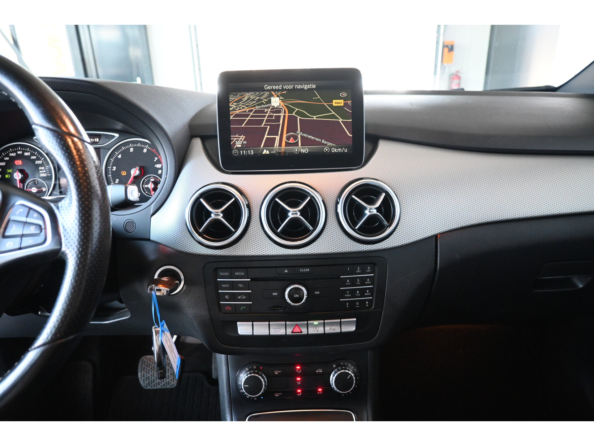 Mercedes-Benz B-klasse 180 Ambition Automaat Clima Navigatie LED Rijklaarprijs! Inruil Mogelijk!