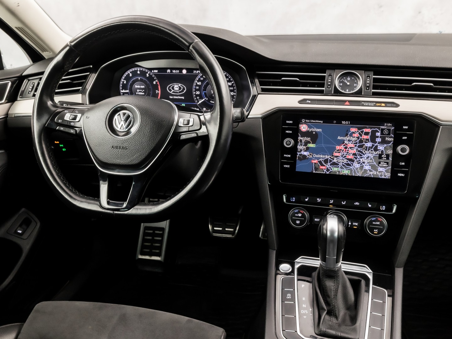 Volkswagen Passat Variant 1.5 TSI Highline Sportline 150Pk Automaat (VIRTUAL COCKPIT, APPLE CARPLAY, GROOT NAVI, CAMERA, LEDER/ALCANTARA, GETINT GLAS, KEYLESS, NIEUWSTAAT)