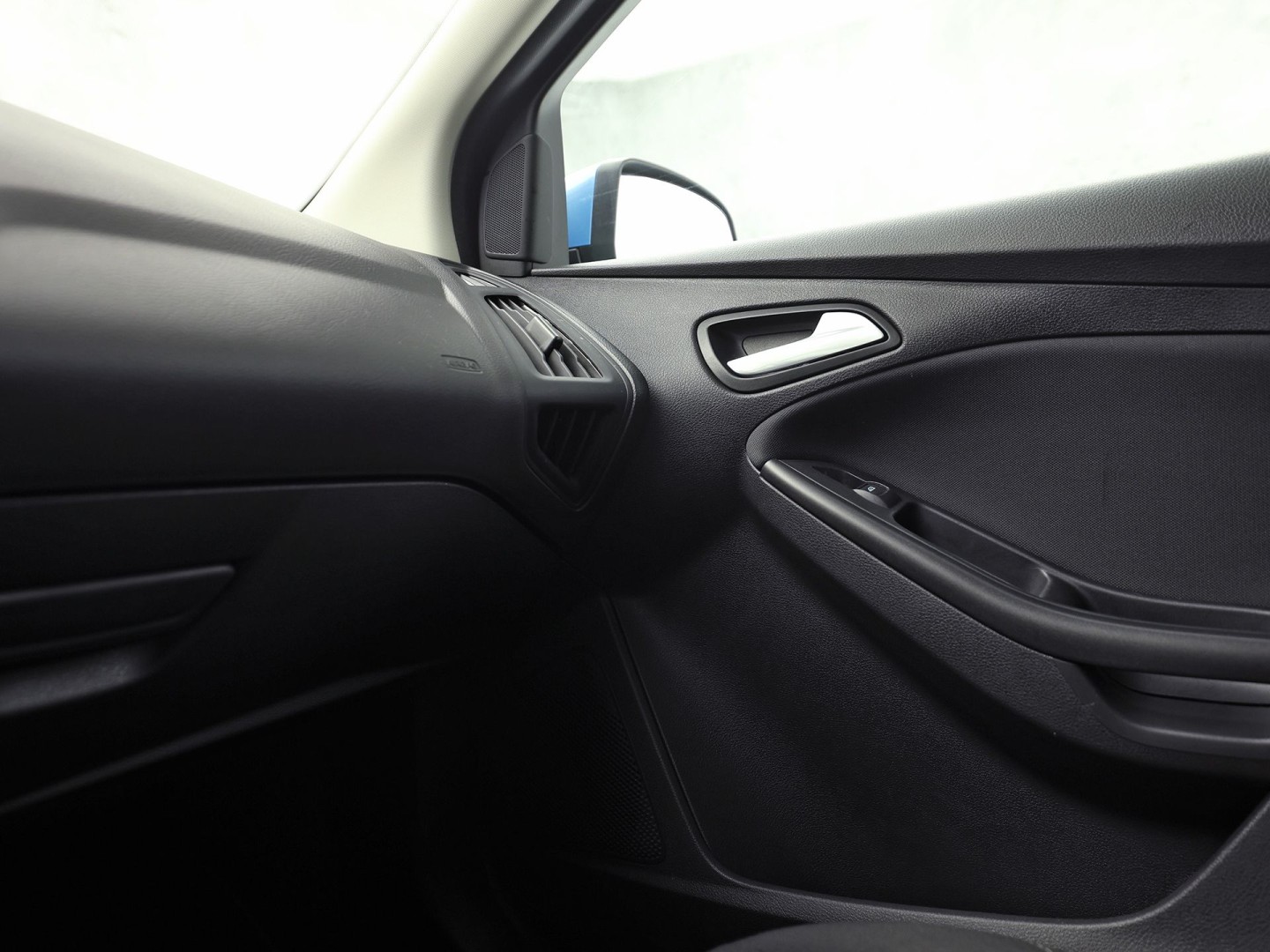 Ford Focus 1.0 Sport (NAVIGATIE, LM VELGEN, PARKEERSENSOREN, TREKHAAK, SPORTSTOELEN, CRUISE, NIEUWSTAAT)