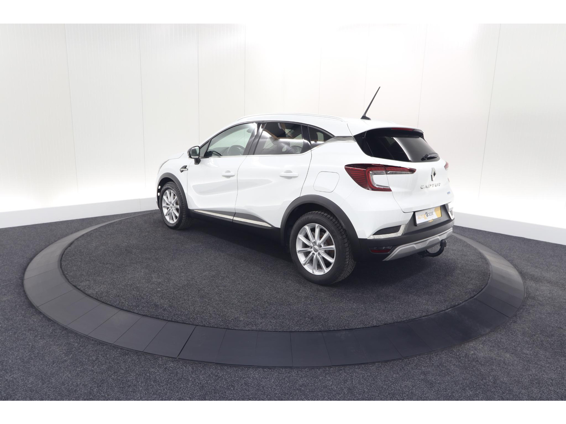 Renault Captur 1.6 E-Tech Plug-in Hybrid 160 Intens | Trekhaak | Camera | Navigatie | Parkeersensoren | Pack Winter