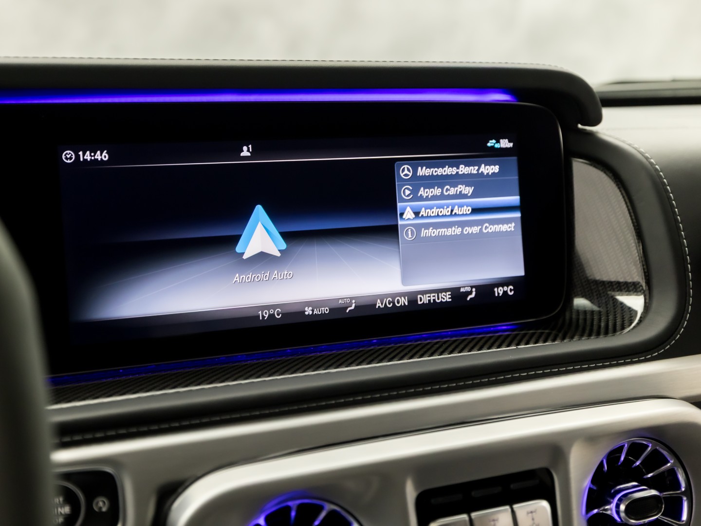 Mercedes-Benz G-Klasse 63 AMG 585Pk (SCHUIFDAK, CARBON PACK, ALCANTARA HEMEL, APPLE CARPLAY, BURMESTER, MASSAGE, STOELKOELING/VERWARMING, ADAPTIVE CRUISE, 360 CAMERA, SFEERVERLICHTING, TREKHAAK, NIEUWSTAAT)