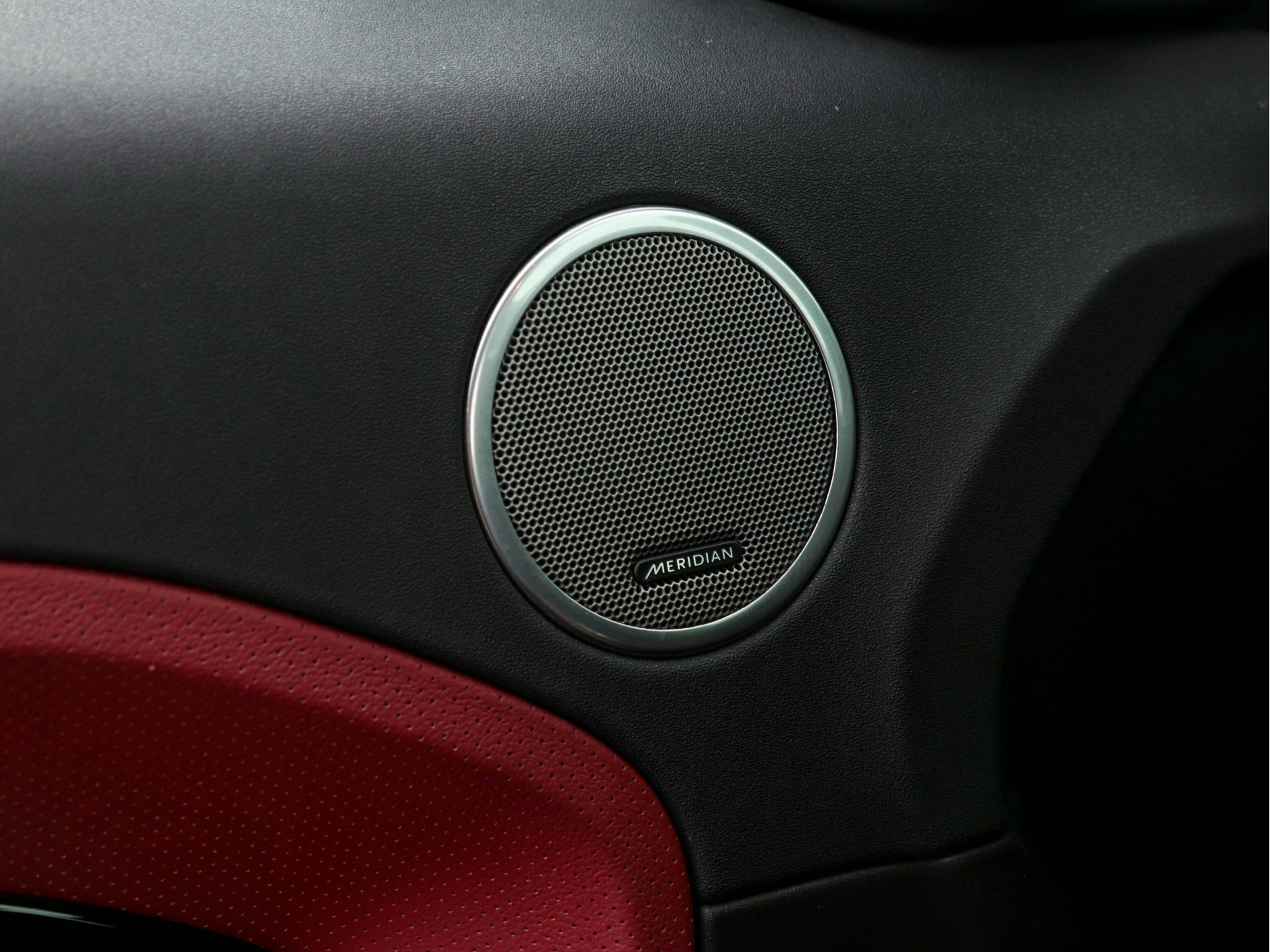 Land Rover Range Rover Evoque Coupé 2.2 eD4 Prestige *WRAPPED | XENON-PLUS | LEATHER | MERIDIAN-SOUNDSYSTEM | CAMERA | CRUISE | MEMORY-PACK | SPORT-SEATS | PRIVACY-GLASS | KEYLESS | ECC | TOWBAR | PDC | 19"ALU*