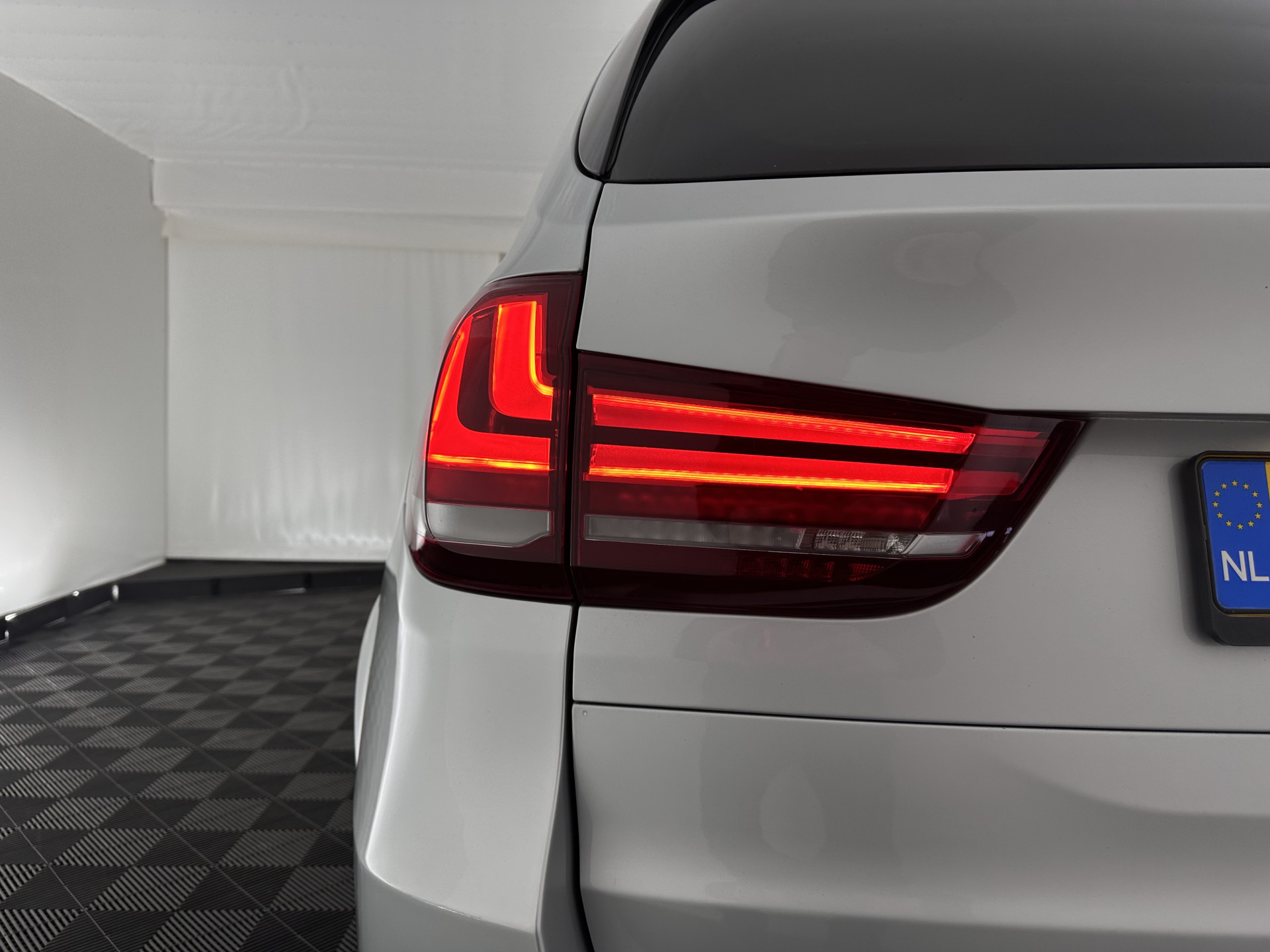 BMW X5 xDrive30d M-Sport High Executive (INCL-BTW) Aut. *PANO | FULL-LED | SOFTCLOSE | LEATHER | TOPVIEW | BLINDSPOT | HARMAN/KARDON | MEMORY-PACK | AMBIENTLIGHT | KEYLESS | DAB+ | HEATED-COMFORTSEATS | TOWBAR | 20"ALU*