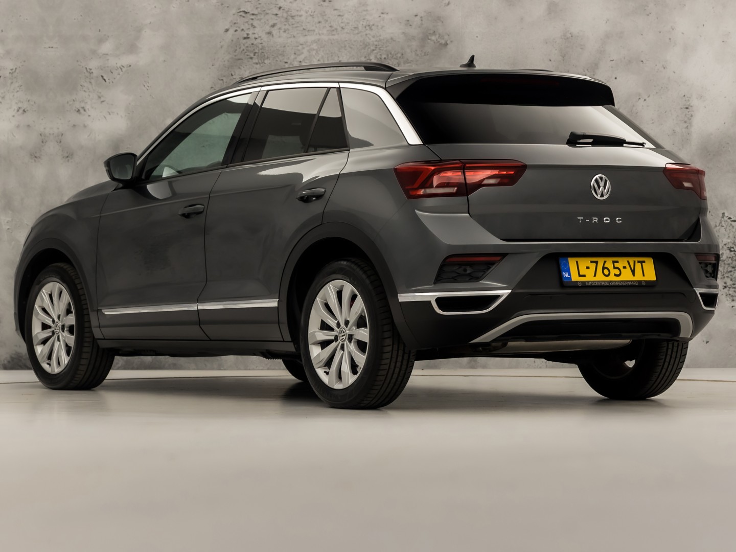 Volkswagen T-Roc 1.5 TSI Sport 150Pk (APPLE CARPLAY, GROOT NAVI, CLIMATE, STOELVERWARMING, ZWART HEMEL, LED KOPLAMPEN, SPORTSTOELEN, GETINT GLAS, ELEK ACHTERKLEP, ADAPTIVE CRUISE, NIEUWSTAAT)