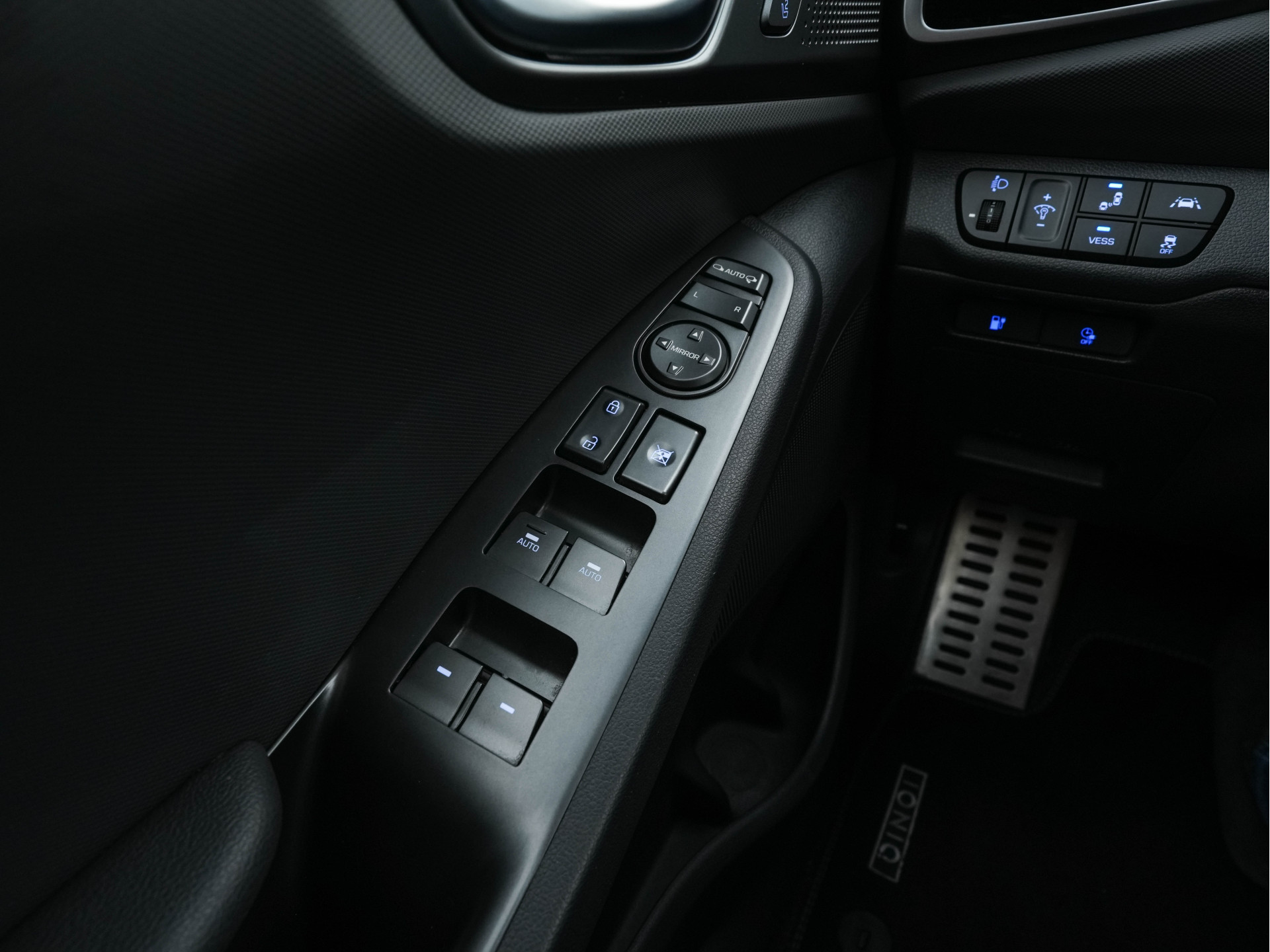 Hyundai IONIQ Premium EV 38 kWh {SOH-100%} Aut *HEATPUMP | LEATHER | FULL-LED | ADAPTIVE-CRUISE | KEYLESS | NAVI-FULLMAP | DAB | CAMERA | MEMORY-PACK | DIGI-COCKPIT | HEATED/VENTILATED-SEATS | CCS- FASTLOADER | PRIVACY-GLASS |