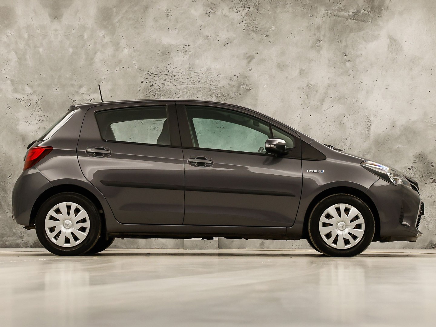 Toyota Yaris 1.5 Hybrid Sport Automaat (NAVIGATIE, CAMERA, CLIMATE, SPORTSTOELEN, CRUISE, ELEK PAKKET, NIEUWSTAAT)