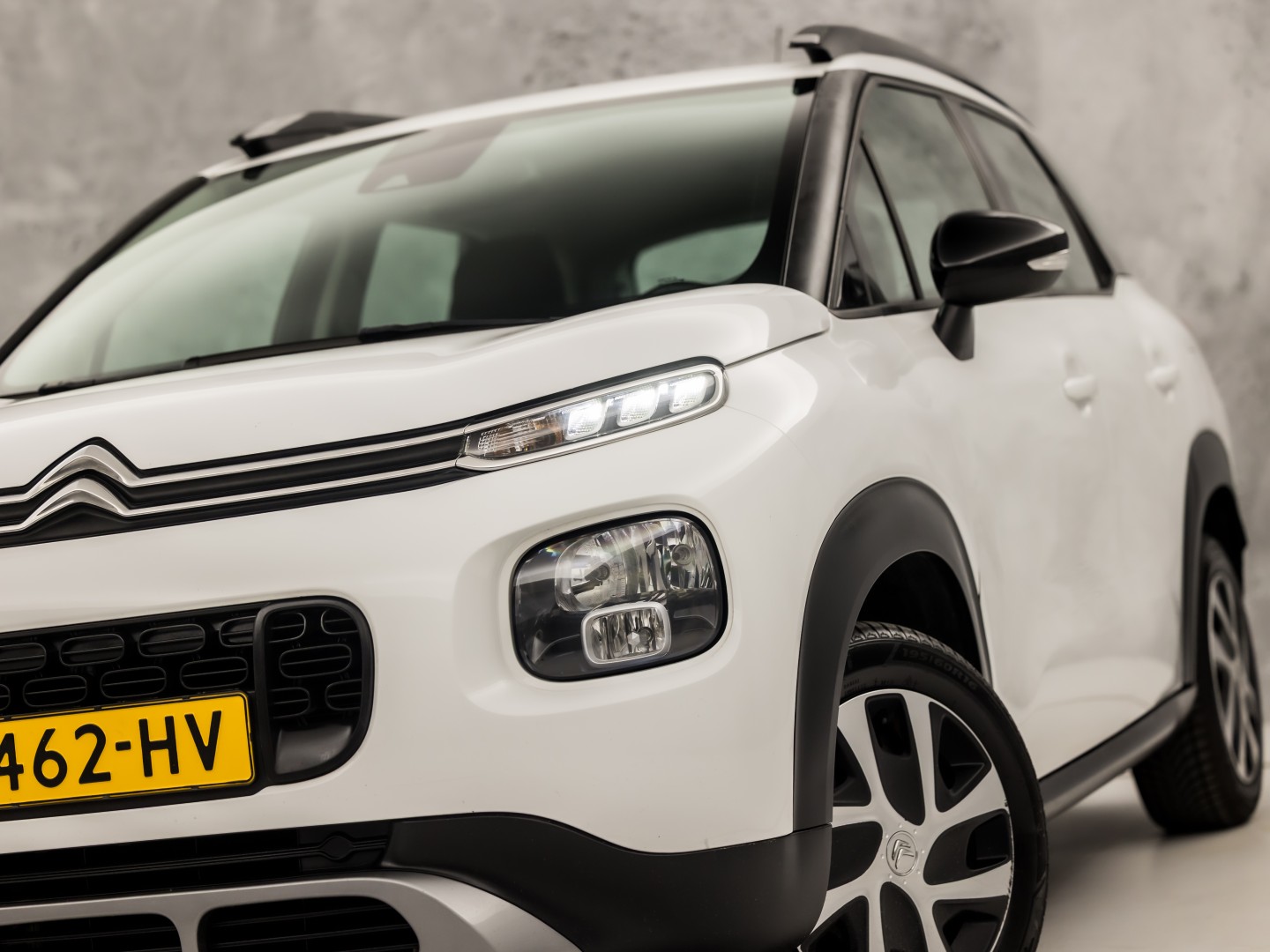 Citroën C3 Aircross 1.2 PureTech S&S Sport (APPLE CARPLAY, GROOT NAVI, LM VELGEN, TREKHAAK, GETINT GLAS, SPORTSTOELEN, CRUISE, NIEUWE APK, NIEUWSTAAT)