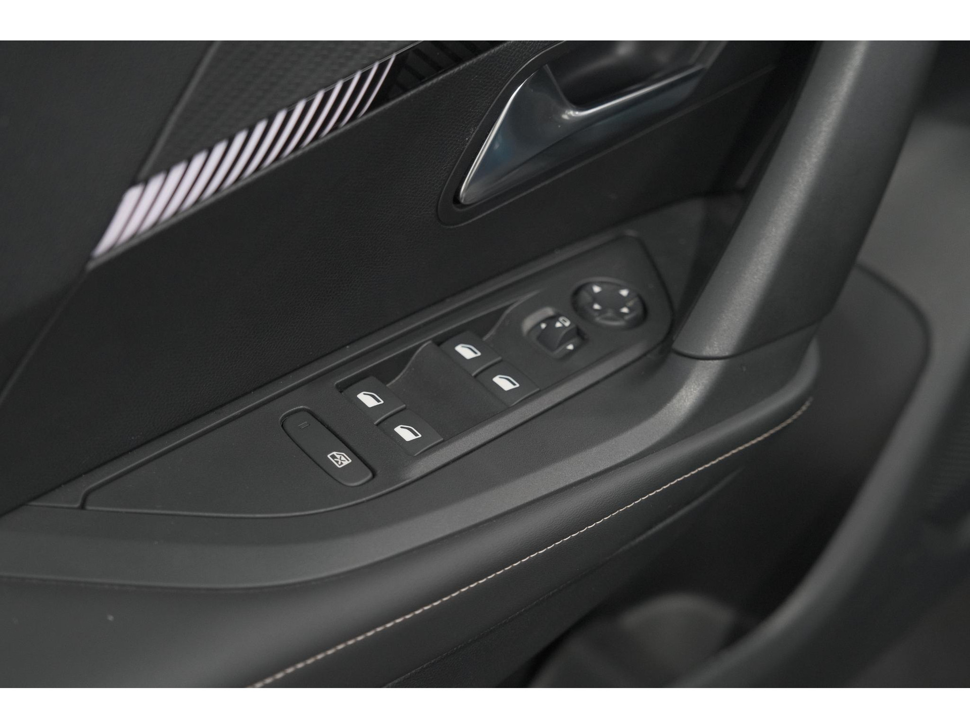 Peugeot 2008 1.2 Hybrid 145 Allure | Apple Carplay | Climate Control | Parkeersensoren Voor + Achter