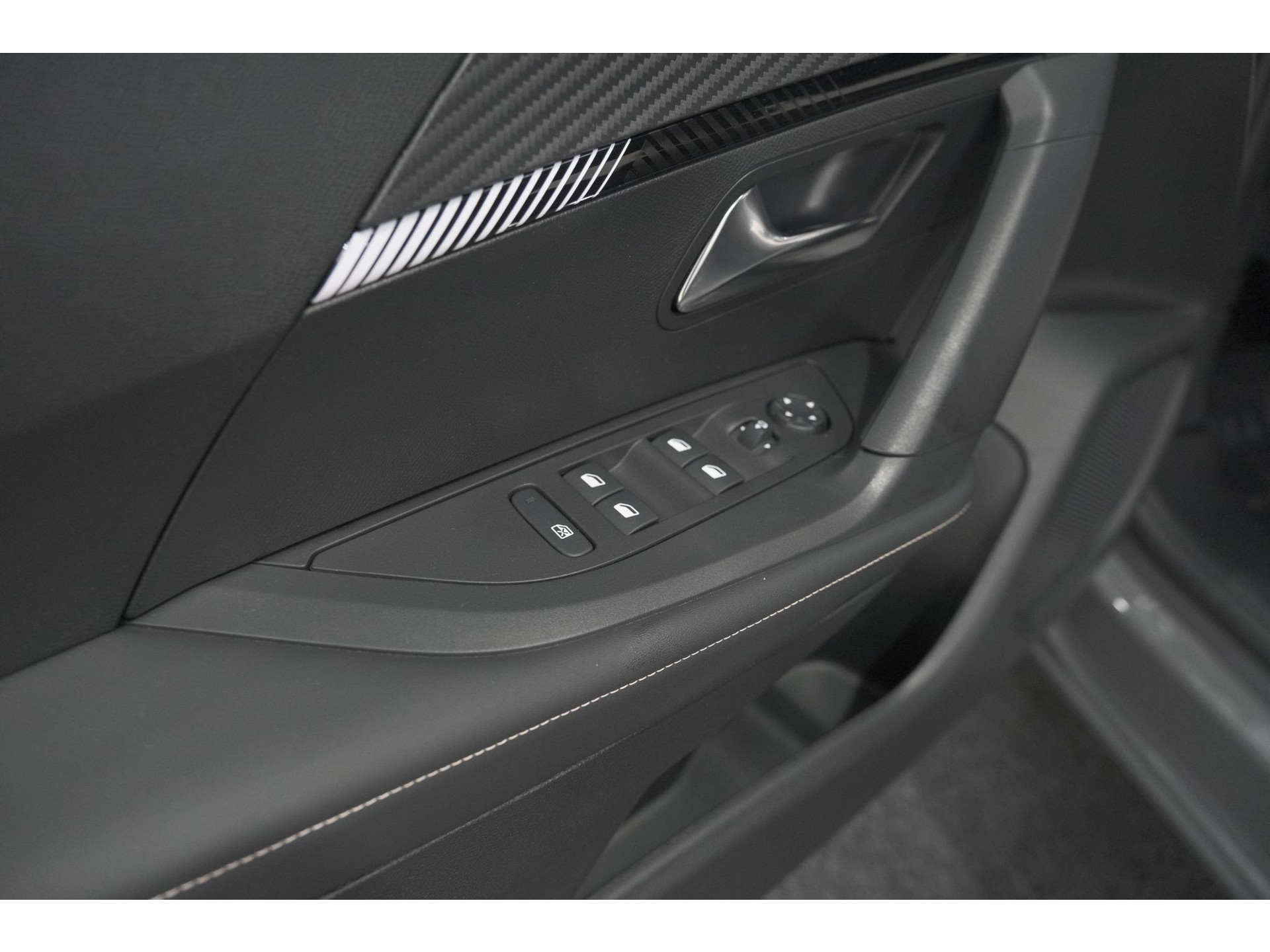 Peugeot 2008 PureTech 130 EAT8 Allure | 360 Camera | Adaptieve Cruise Control | Navigatie